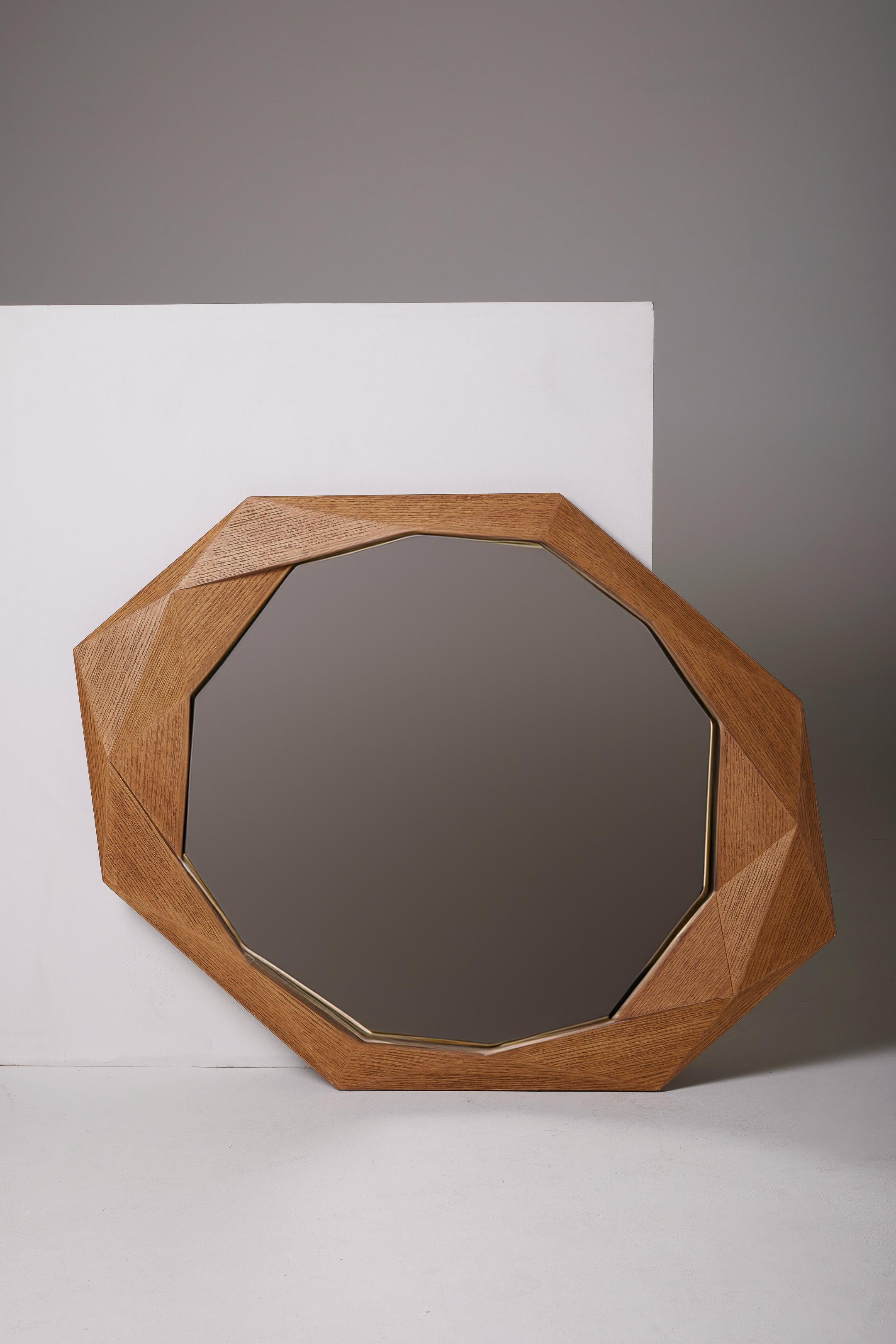 Miroir octogonal en bois avec un cadre graphique asymétrique. Très bon état.
LP3464