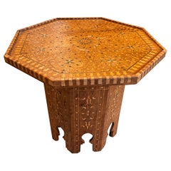 Table d'appoint octogonale en bois avec marqueterie géométrique
