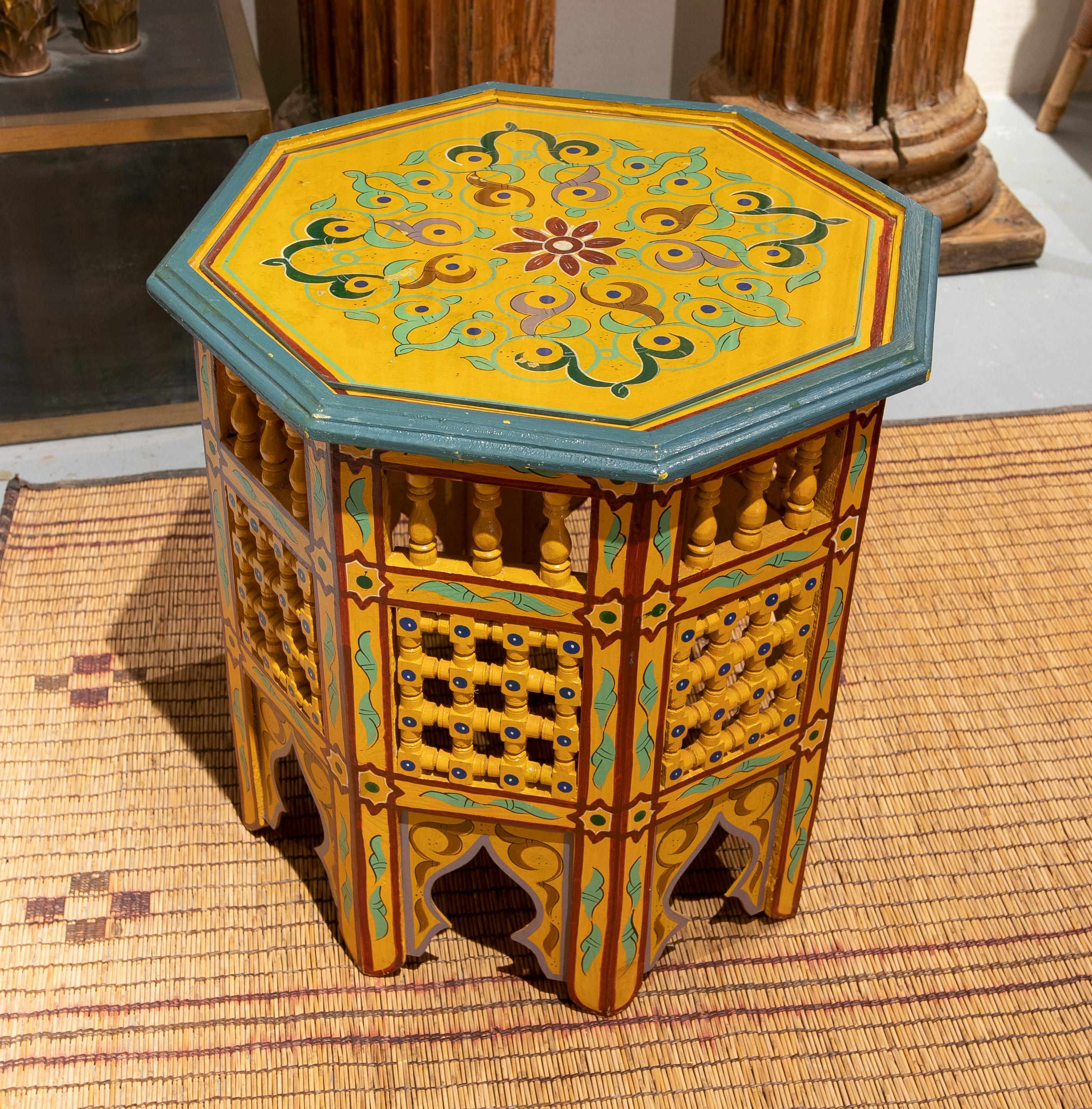 Octagonal wooden sidetable handpainted in yellow and green In Good Condition In Marbella, ES