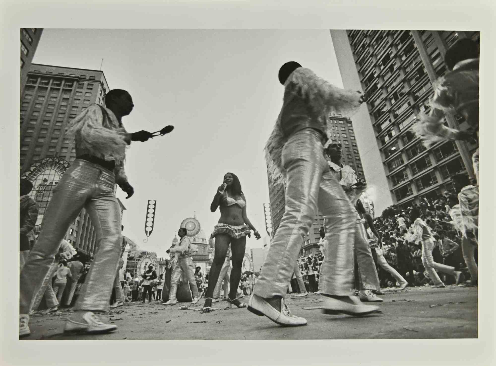 Street Festival - Vintage b/w Photo realized by Octales Gonzales in the 1970s. Copyright by Agenzia JB.

Very Good conditions.

With the Stamped on the rear.

 