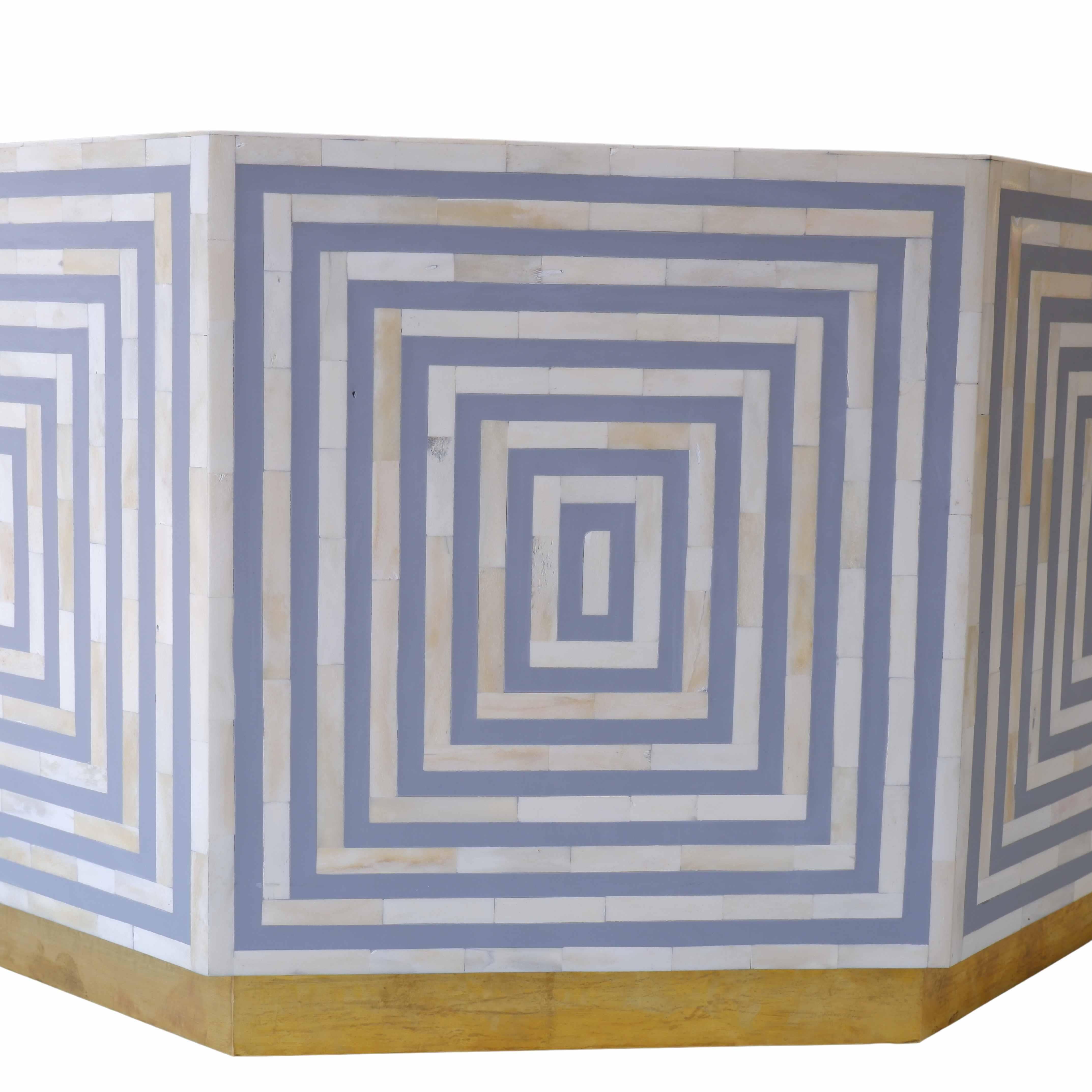 Une table basse octave grise avec un design de ligne d'incrustation d'os à huit faces est une pièce frappante qui combine harmonieusement l'élégance géométrique avec un savoir-faire artisanal complexe. La forme octogonale ajoute une touche unique à