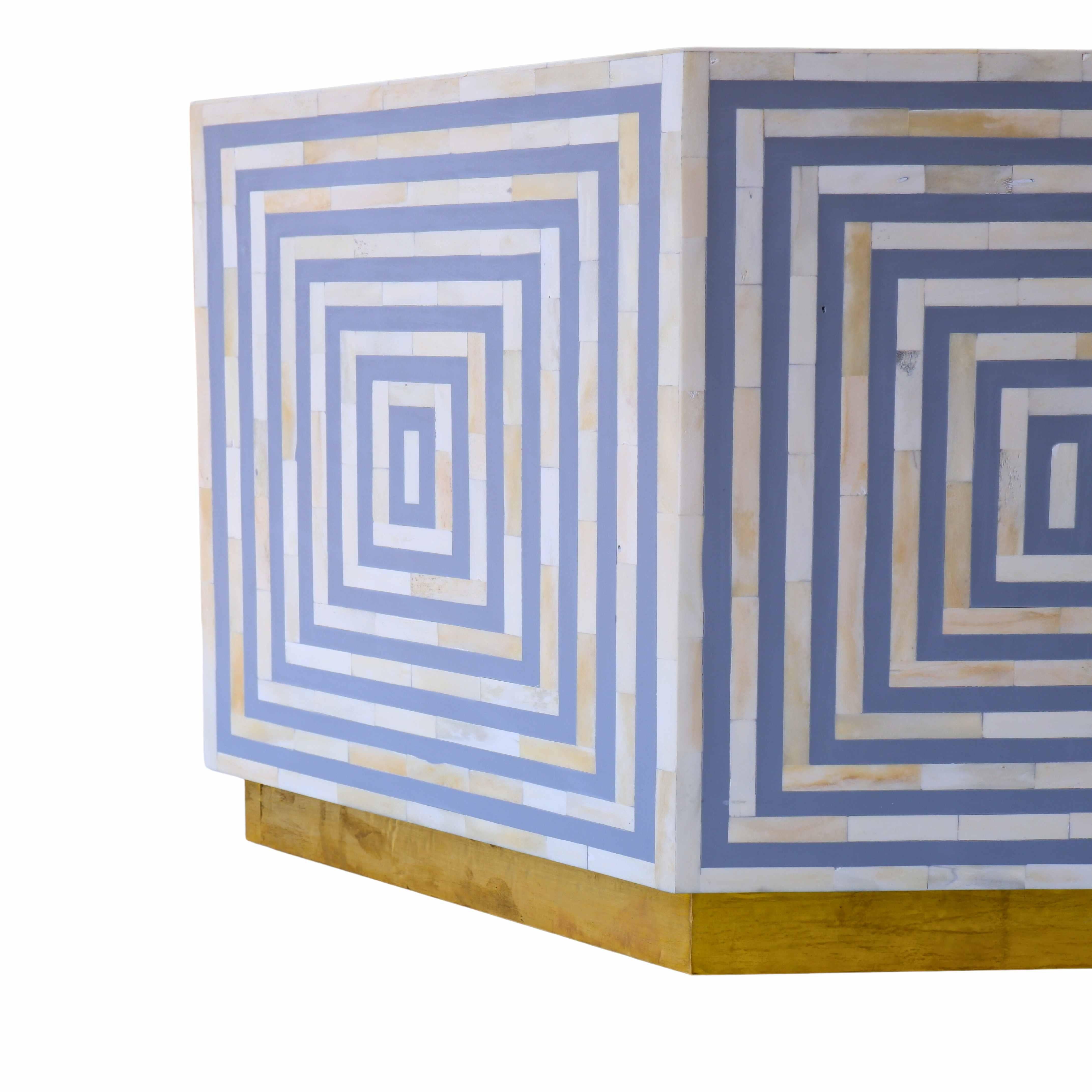 Indien Table basse grise octogonale avec base à feuilles en laiton en vente