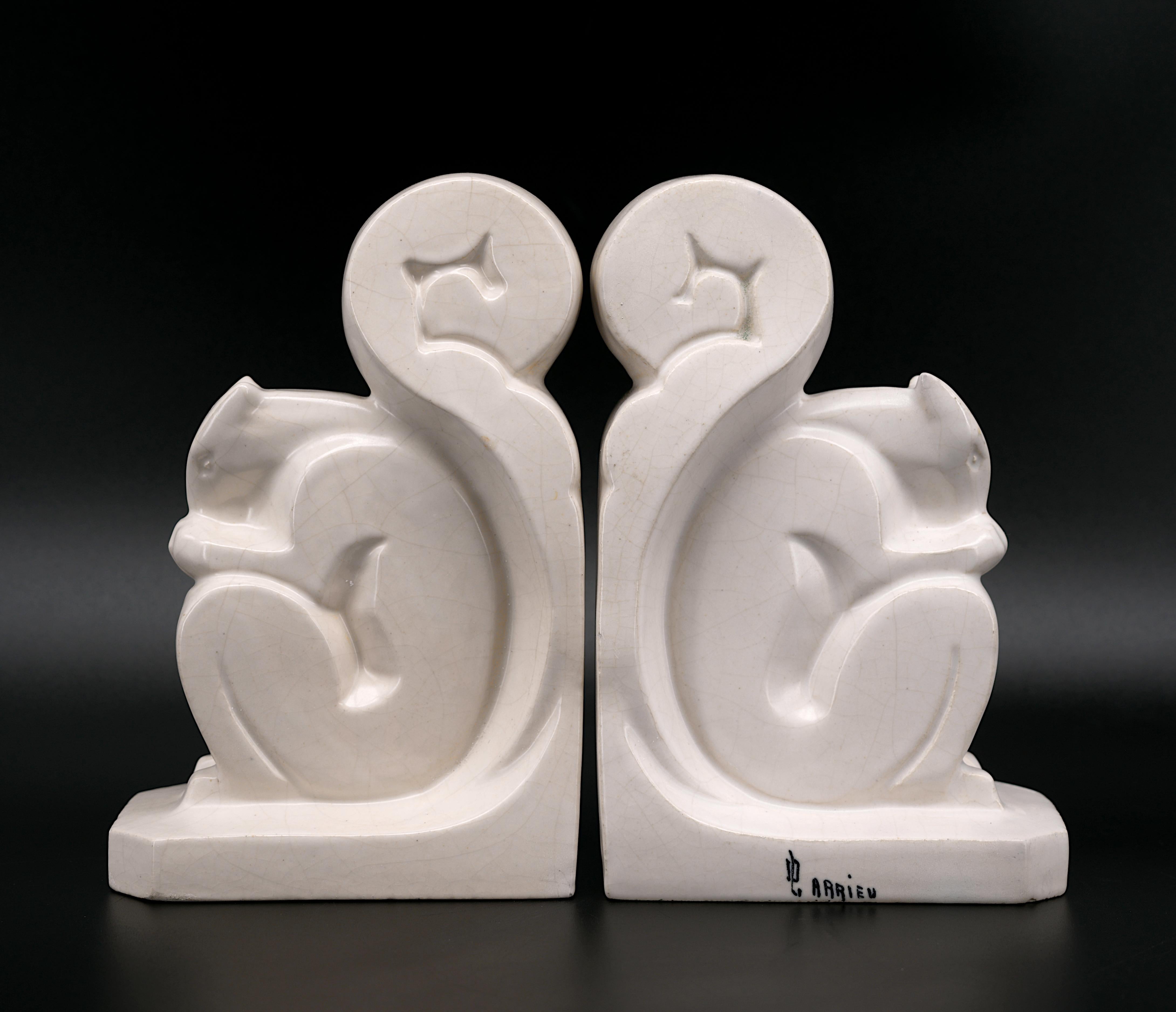 Fermalibri in ceramica Art Deco francese con scoiattolo di Octave LARRIEU, Francia, anni '1920. Ciascuno - Altezza : 8.4
