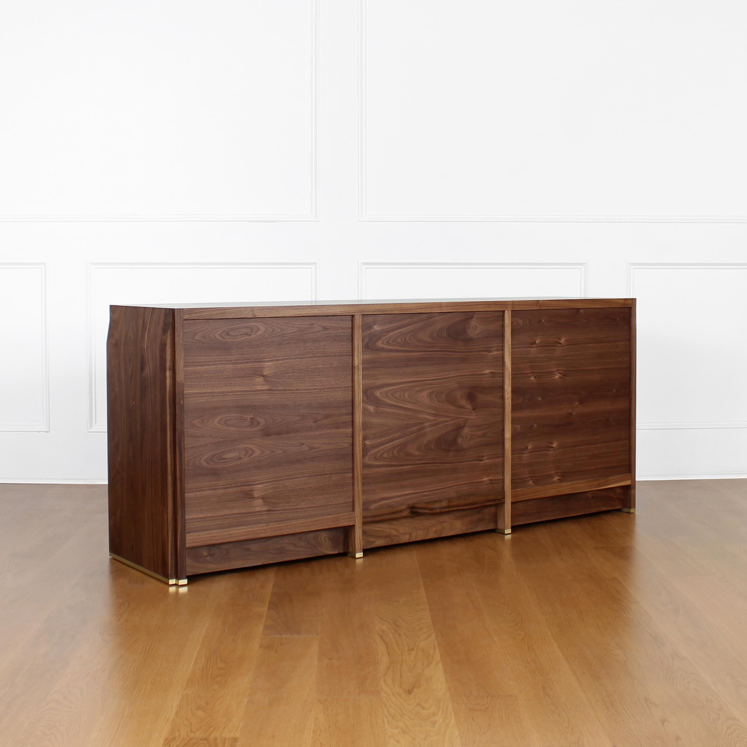 Credenza Octavia in legno massiccio e pelle di Crump and Kwash in vendita 2