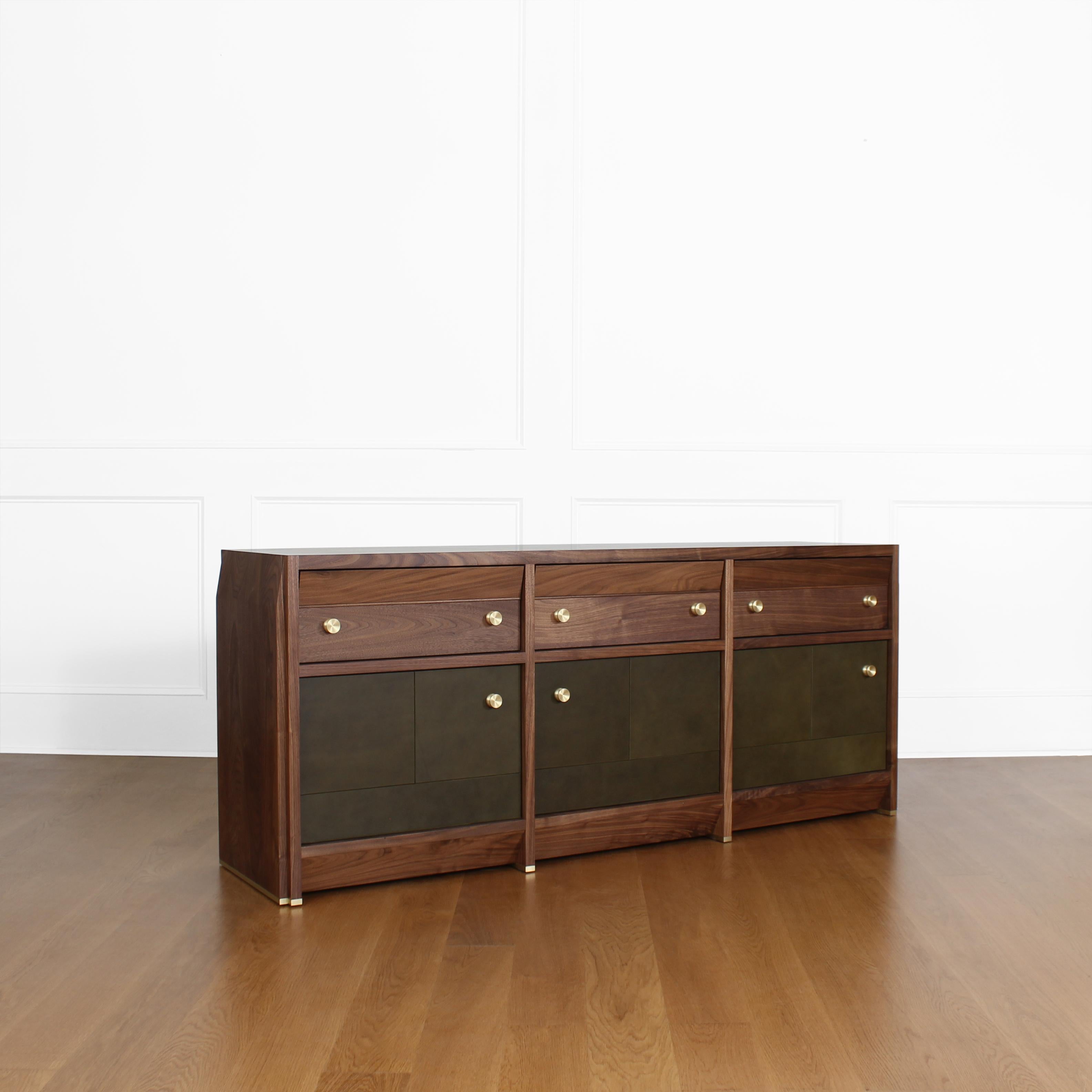 Credenza Octavia di Crump and Kwash 

Cassa in legno massiccio / finitura oliata o acrilica / tiretti in ottone massiccio patinato / guide per cassetti ad estrazione totale con chiusura ammortizzata / cassettiere a coda di rondine in acero massiccio