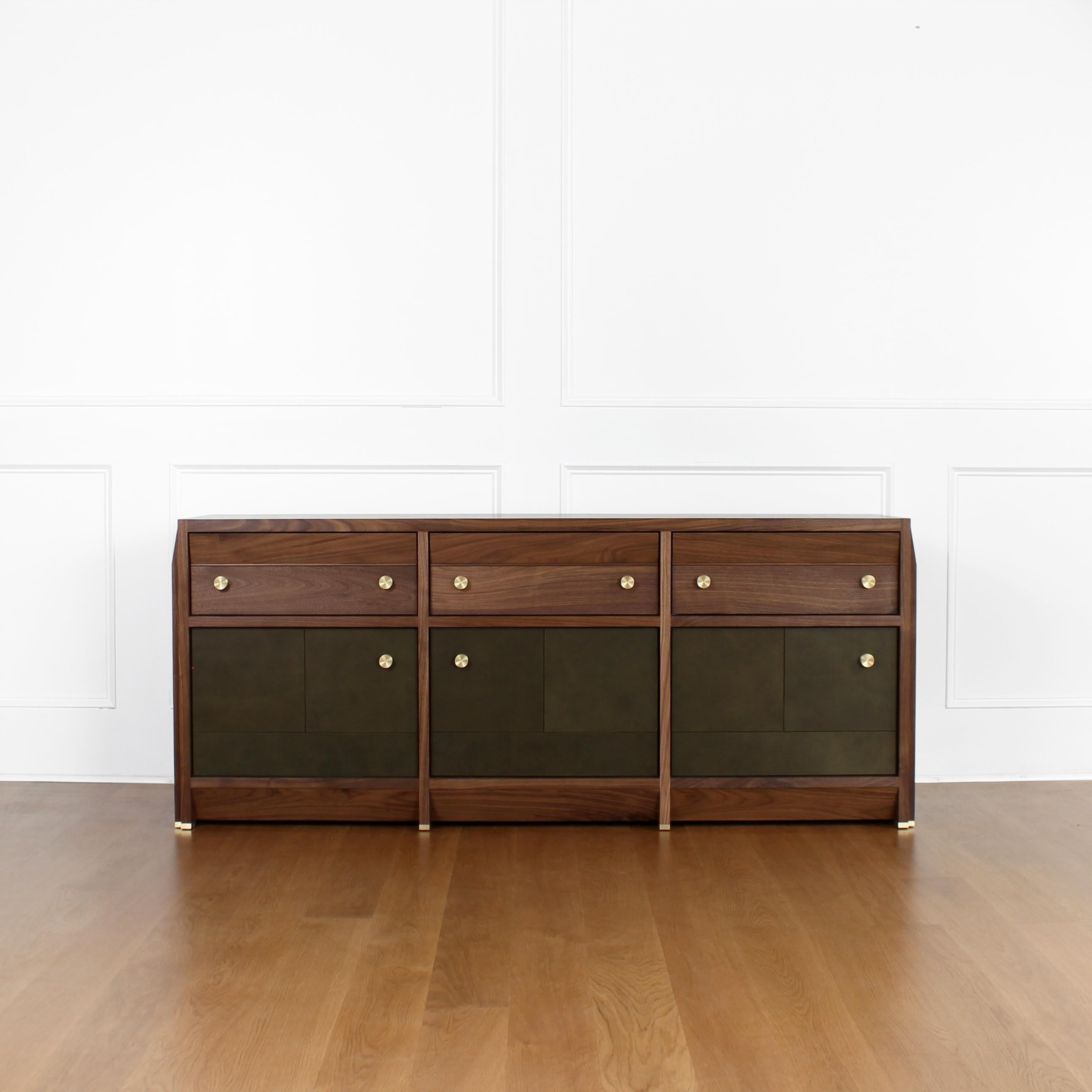 Moderno Credenza Octavia in legno massiccio e pelle di Crump and Kwash in vendita