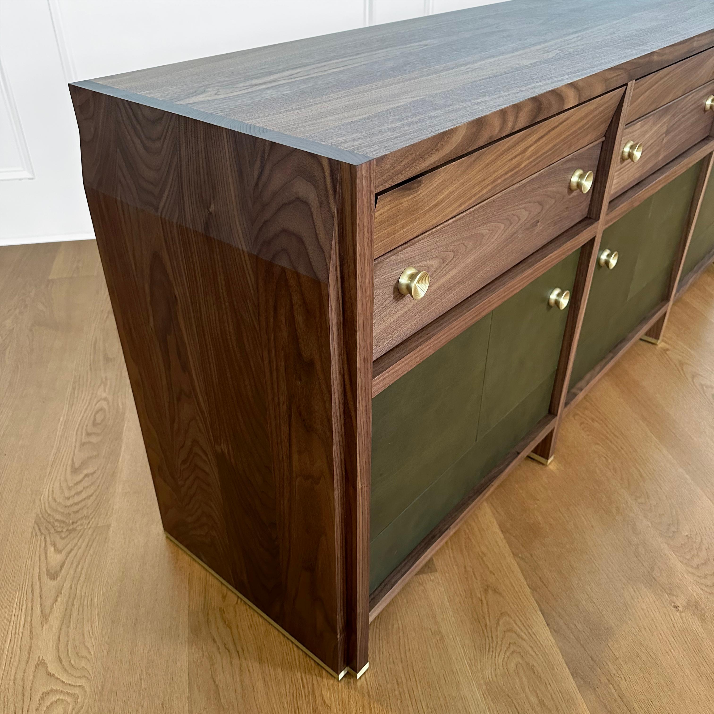 Americano Credenza Octavia in legno massiccio e pelle di Crump and Kwash in vendita