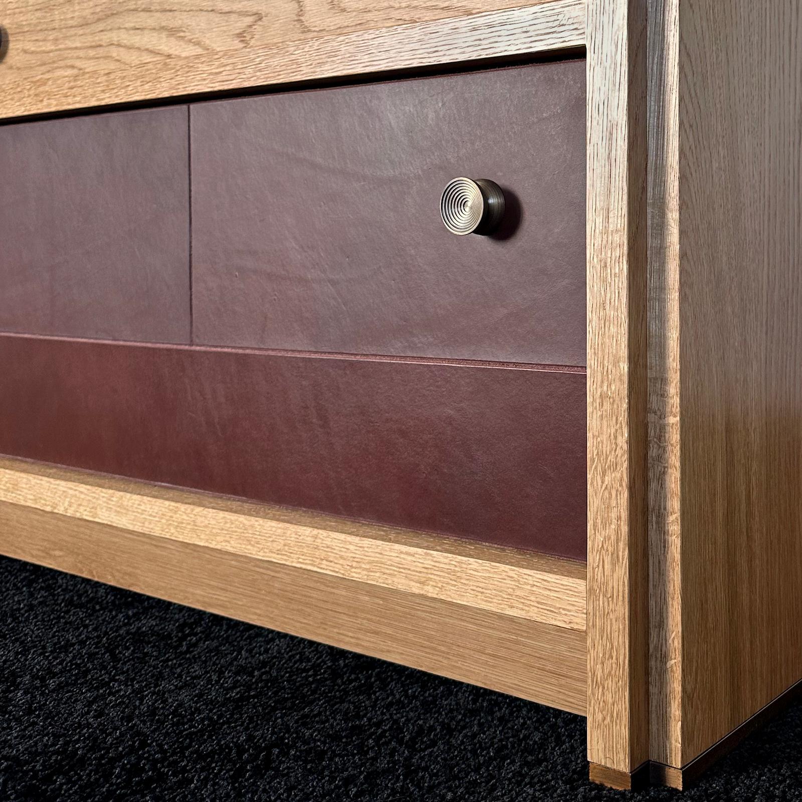 Credenza Octavia in legno massiccio e pelle di Crump and Kwash In condizioni Nuovo in vendita a Baltimore City, MD