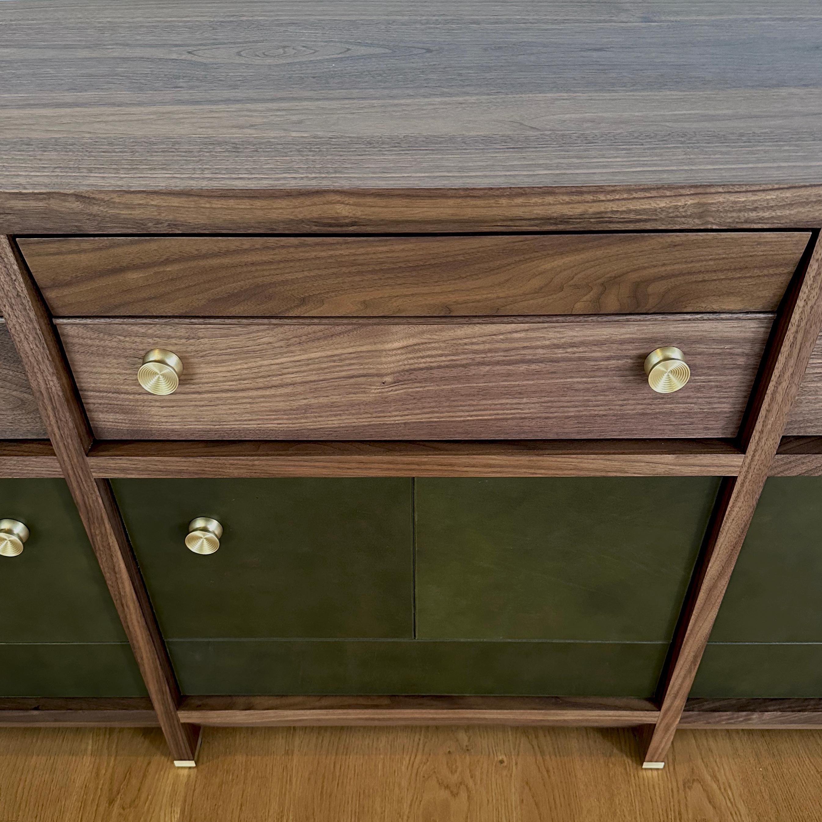 XXI secolo e contemporaneo Credenza Octavia in legno massiccio e pelle di Crump and Kwash in vendita