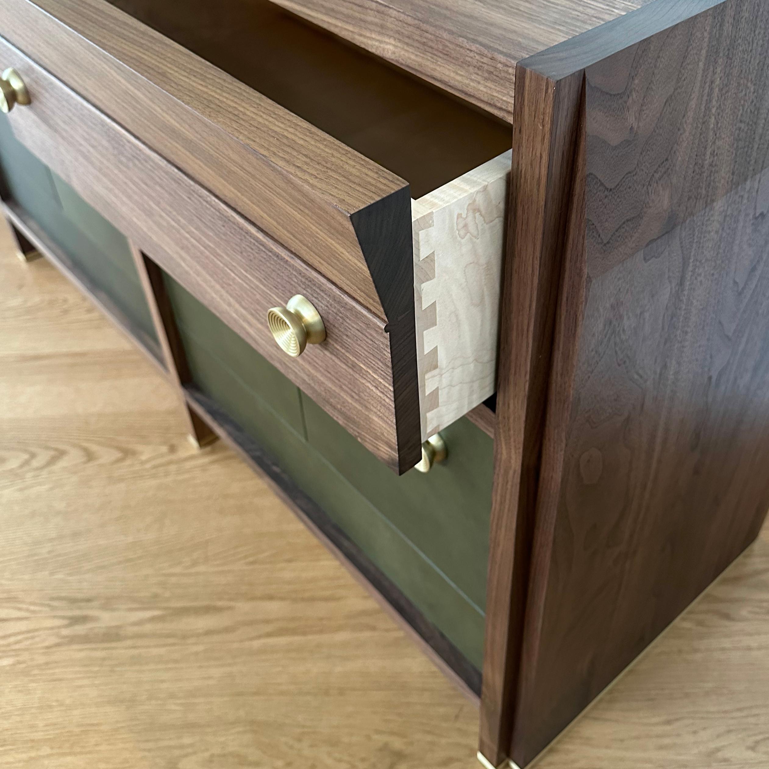 Ottone Credenza Octavia in legno massiccio e pelle di Crump and Kwash in vendita