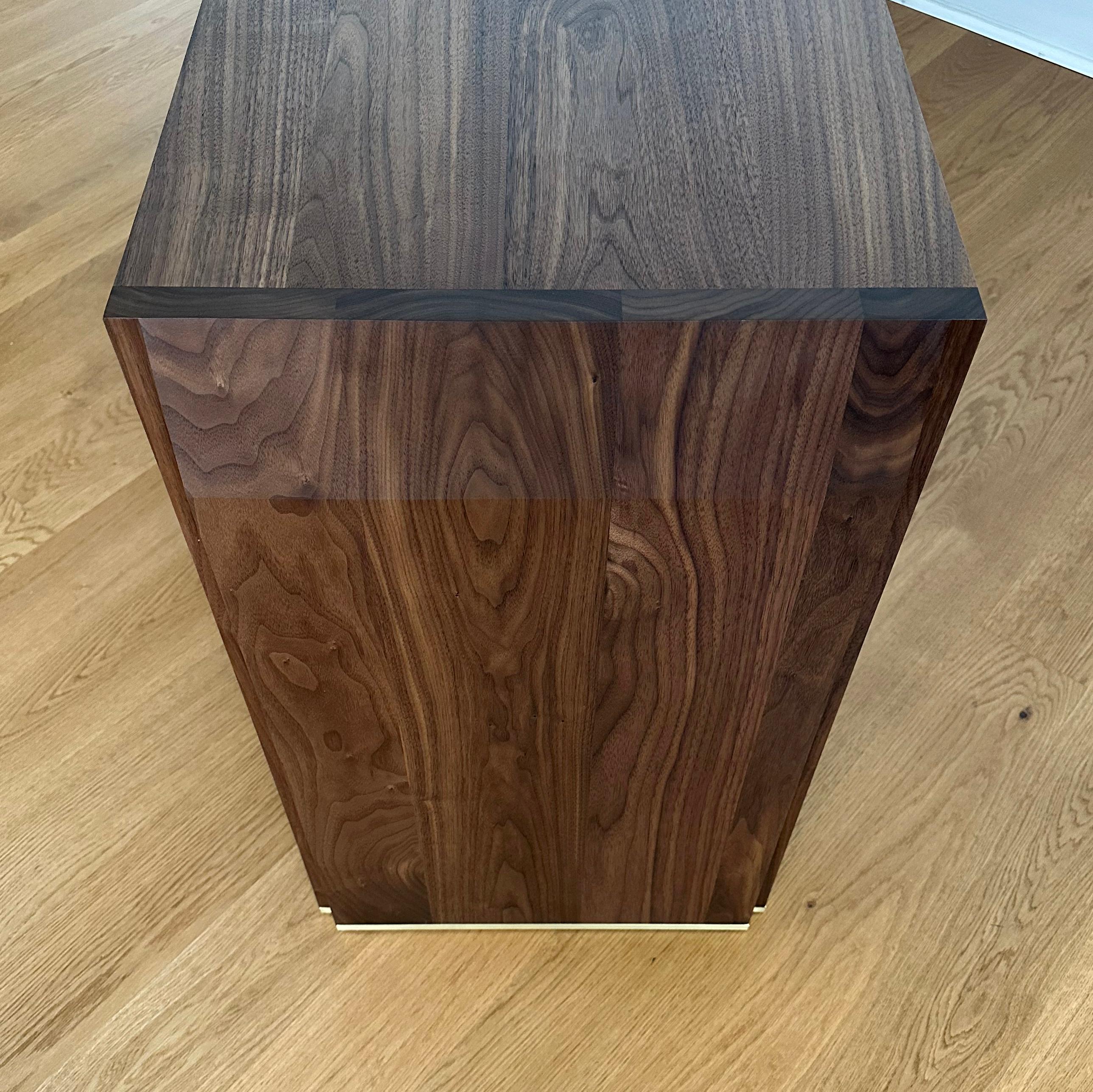 Credenza Octavia in legno massiccio e pelle di Crump and Kwash in vendita 1