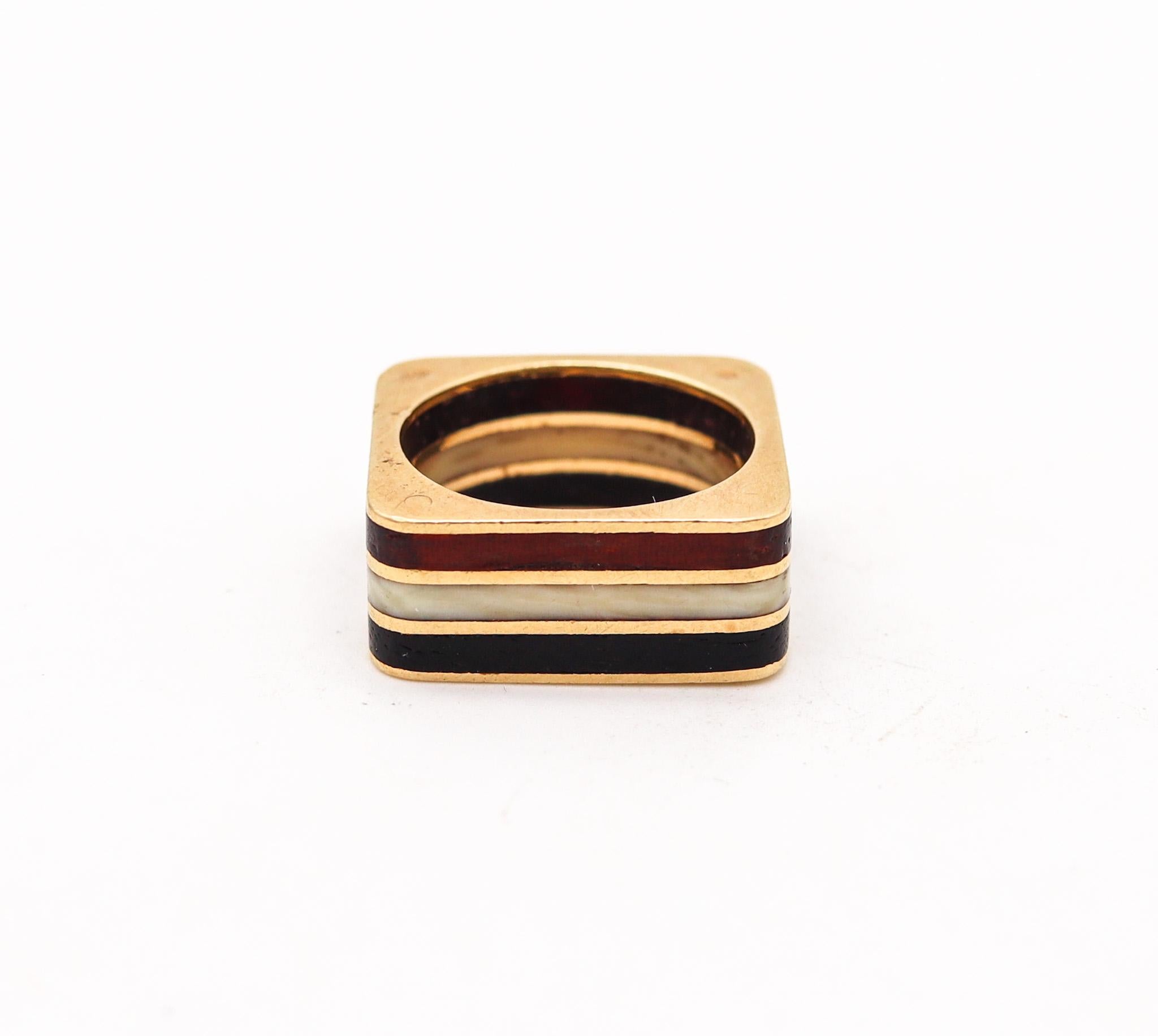 Quadratischer Ring, entworfen von Octavio Sarda Palau.

Fabelhafter architektonischer, geometrischer Ring, der in Barcelona, Spanien, von dem Künstler und Goldschmied Octavio Sarda Palau in den 1970er Jahren geschaffen wurde. Dieser ungewöhnliche
