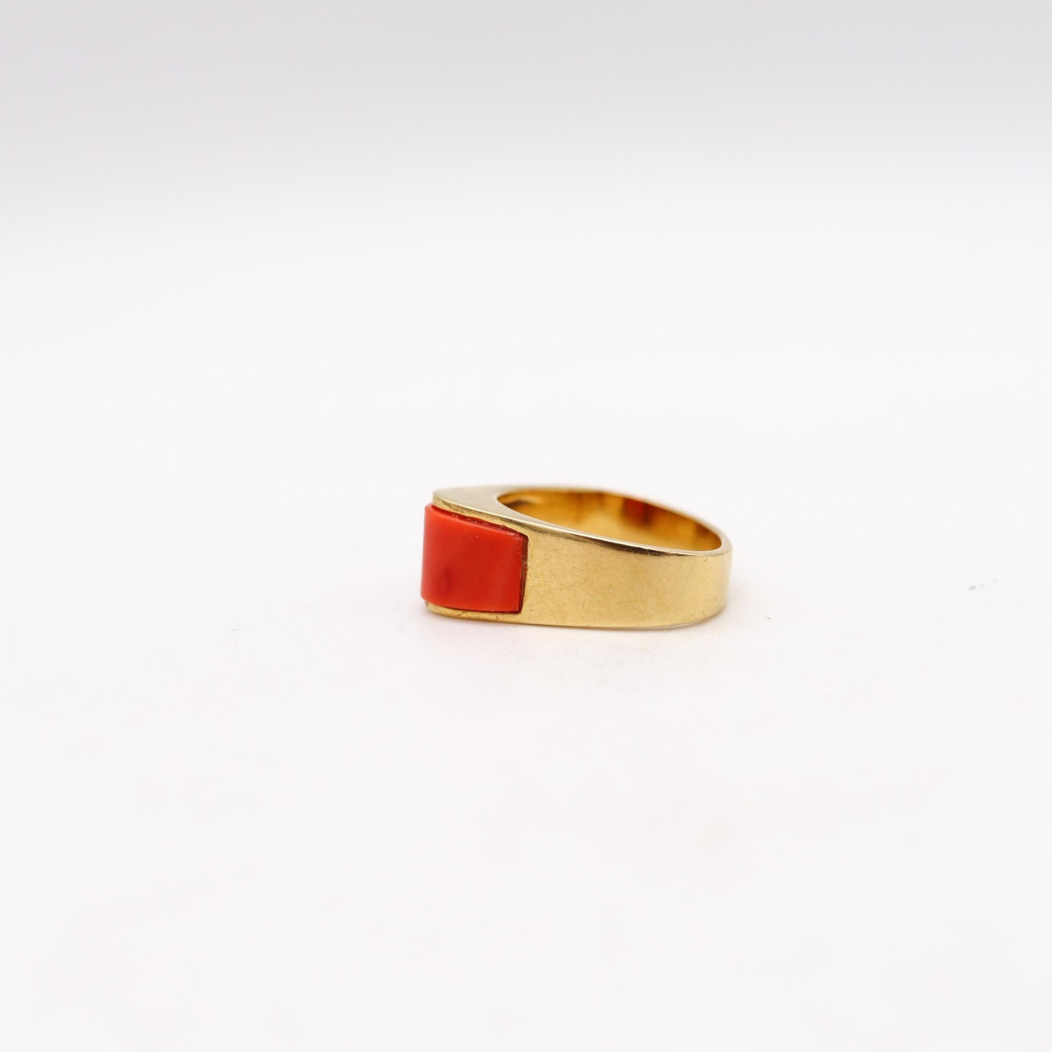 Modernist Octavio Sarda Palau 1970 Barcelona Triangular Ring In 18Kt Gold With Coral For Sale
