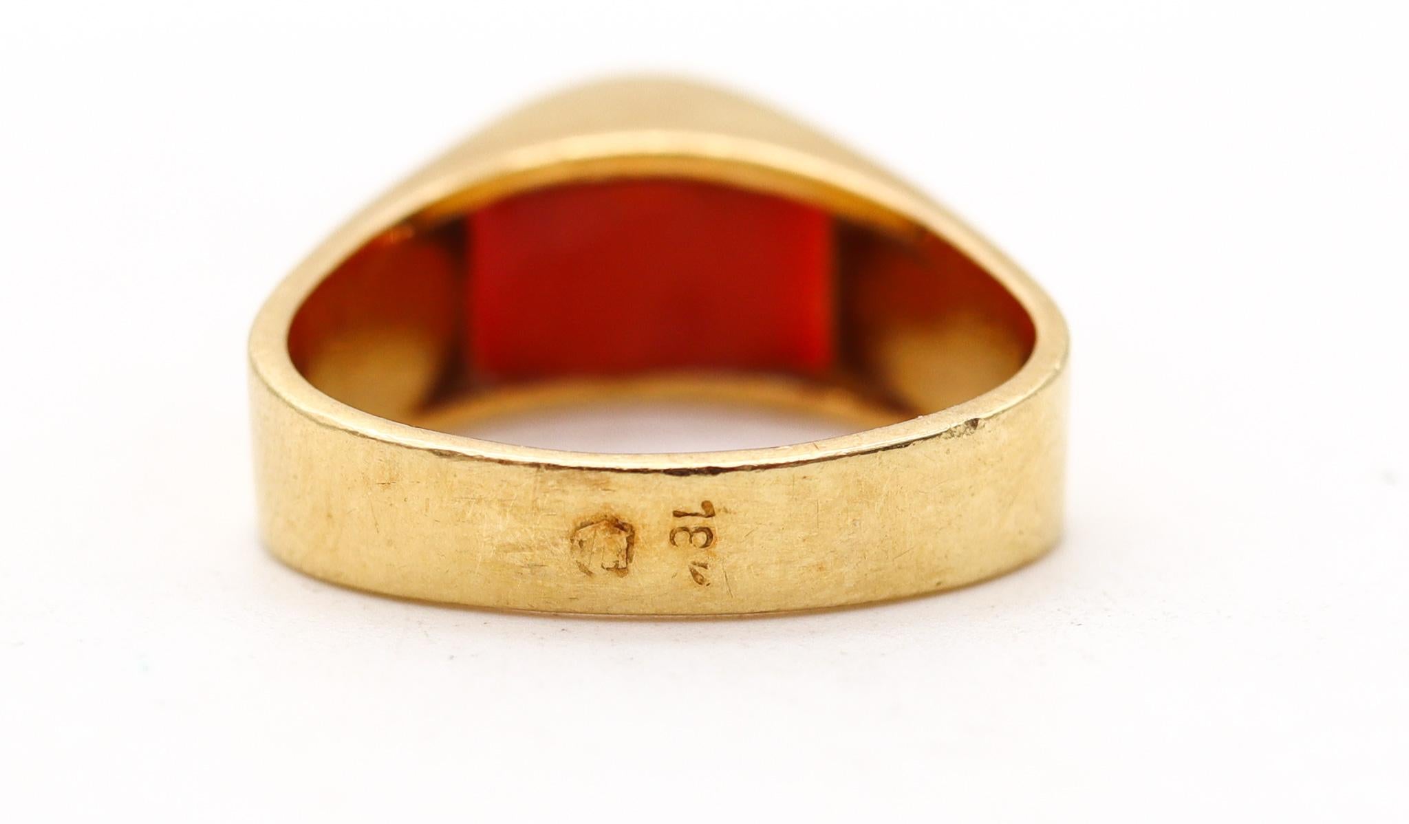 Octavio Sarda Palau 1970 Barcelona Triangular Ring In 18Kt Gold With Coral In Excellent Condition For Sale In Miami, FL