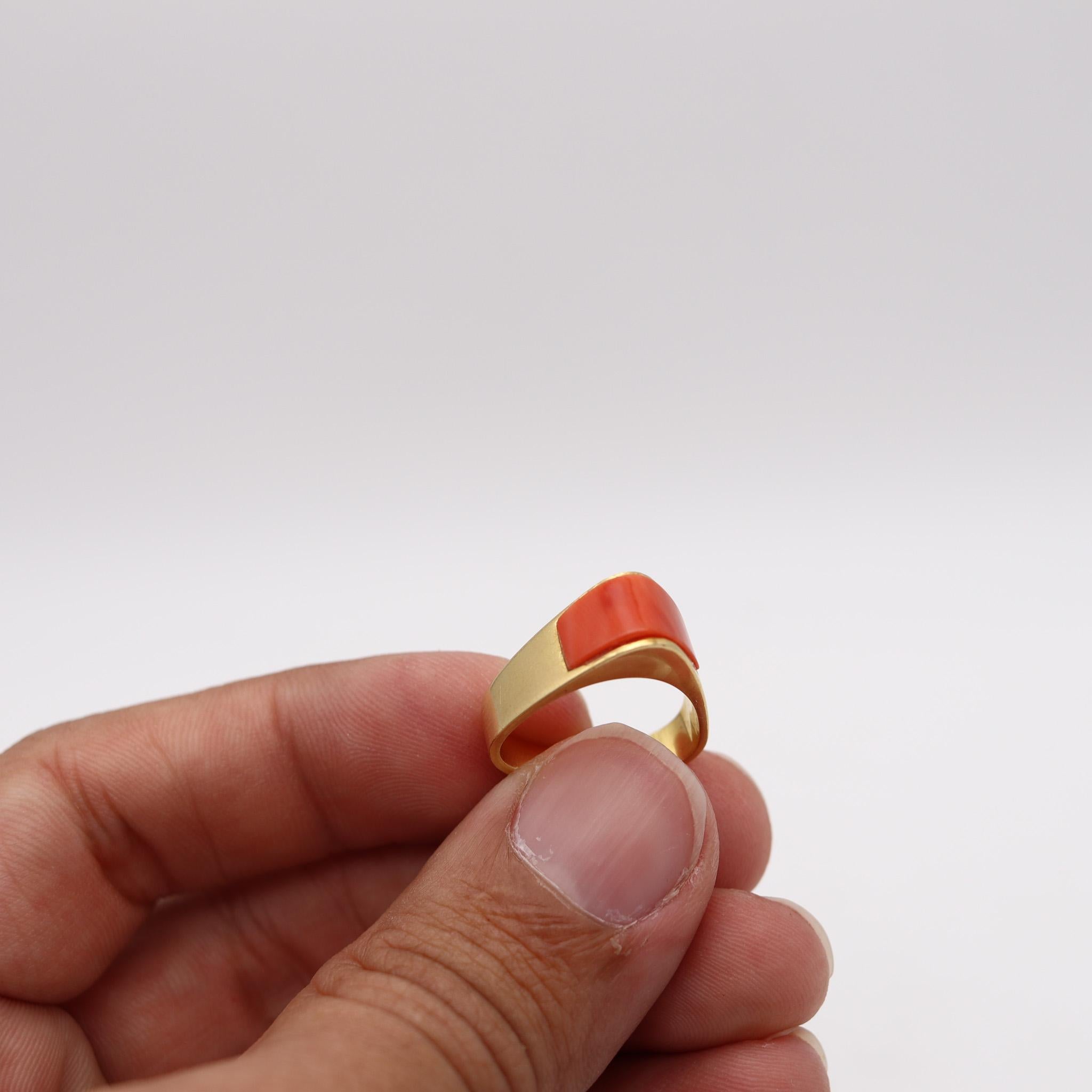 Women's Octavio Sarda Palau 1970 Barcelona Triangular Ring In 18Kt Gold With Coral For Sale