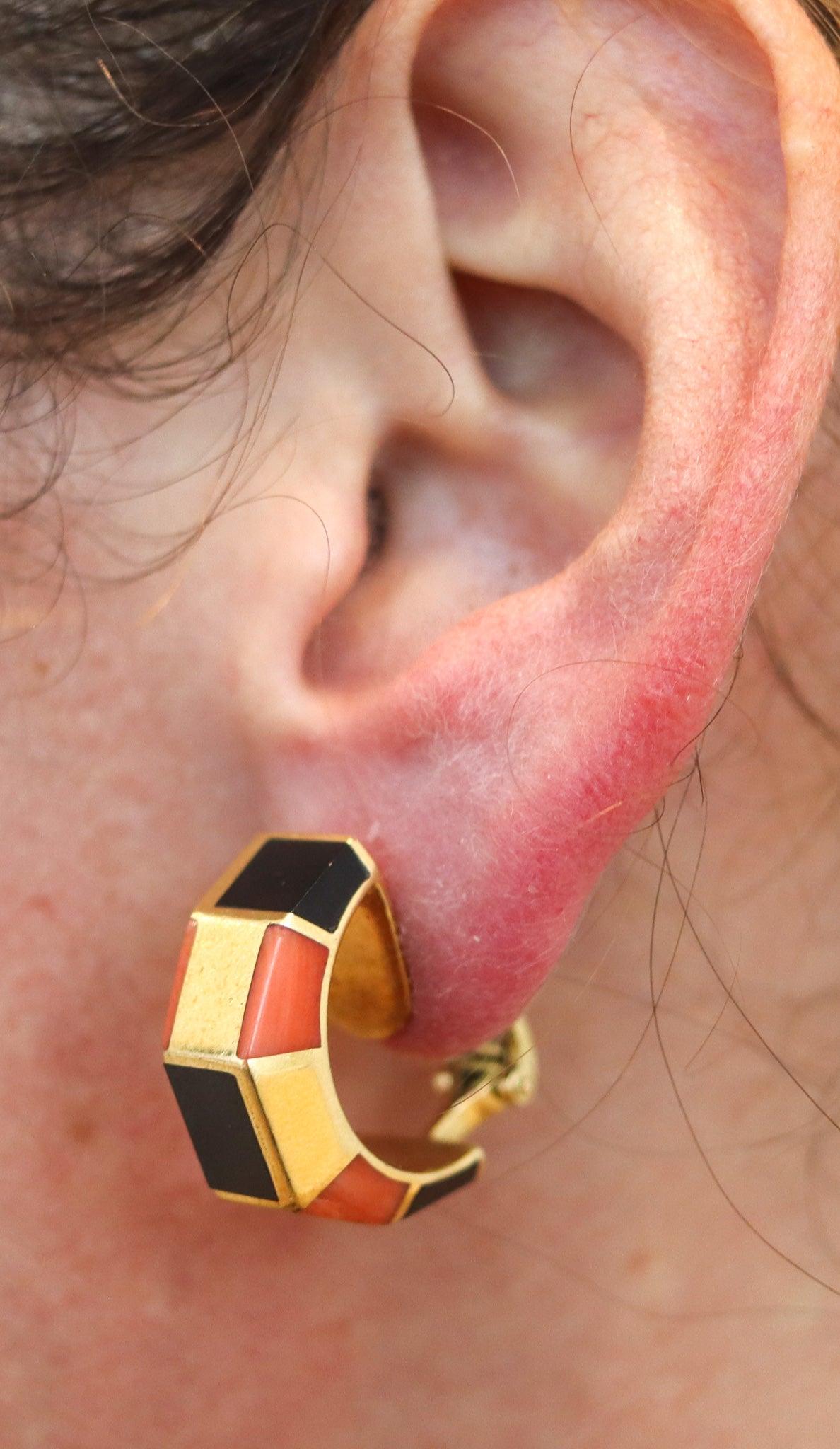 An sculptural modernist earrings-ring suite, designed by Octavio Sarda Palau.

This is a fabulous geometric jewelry set composed by a pair of hoops earrings and a cocktail ring. The set have been created in Barcelona Spain by the artist goldsmith