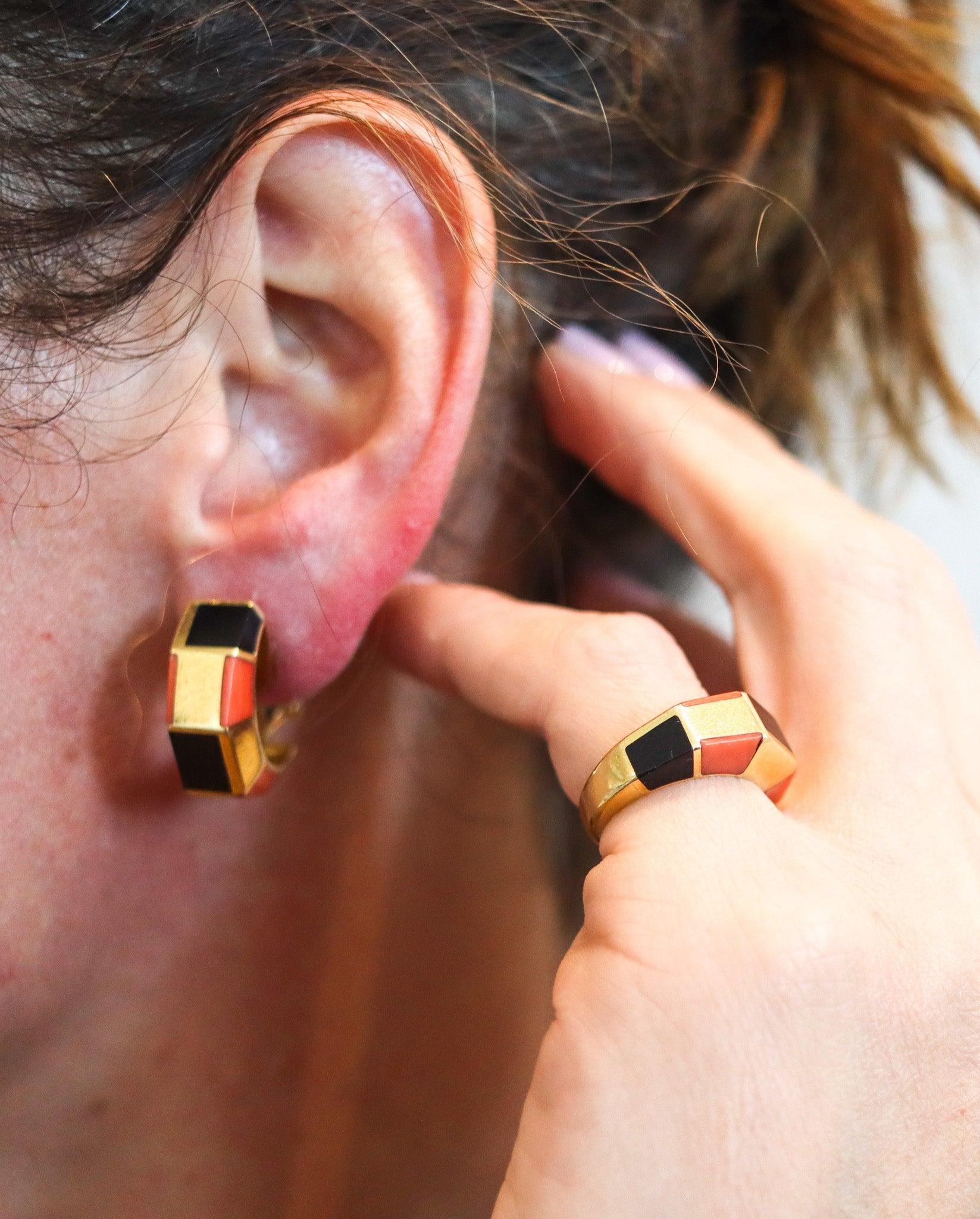 OCTAVIO SARDA Spanish Modernist Earrings-Ring Set In 18Kt Gold With Coral & Onyx In Excellent Condition For Sale In Miami, FL