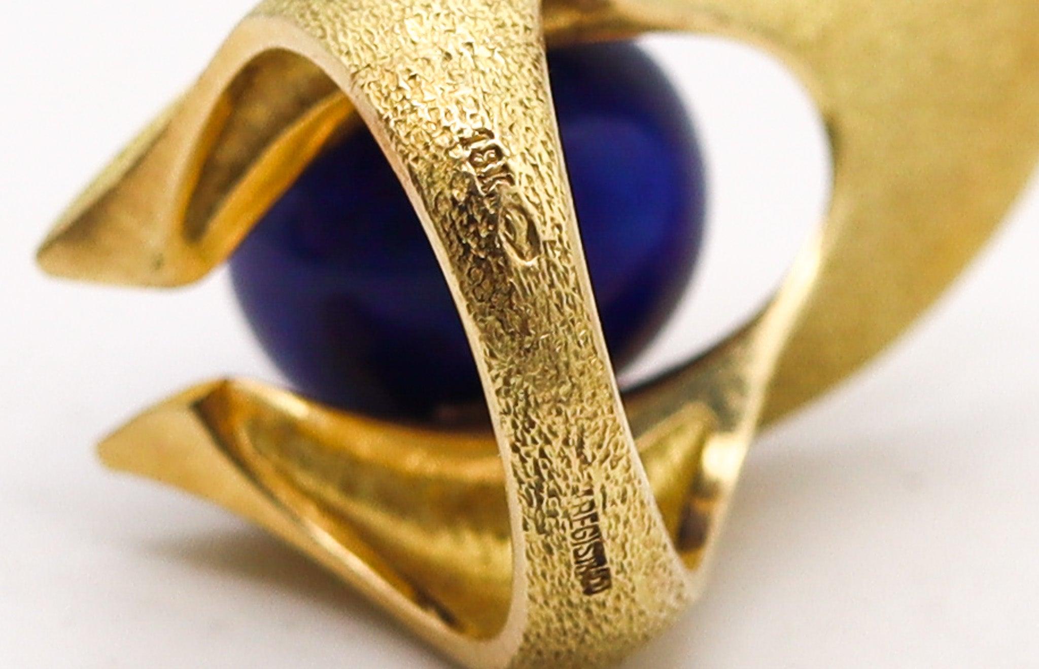 Cabochon OCTAVIO SARDA Spanish Modernist Sculptural Cocktail Ring In 18Kt Gold With Lapis For Sale