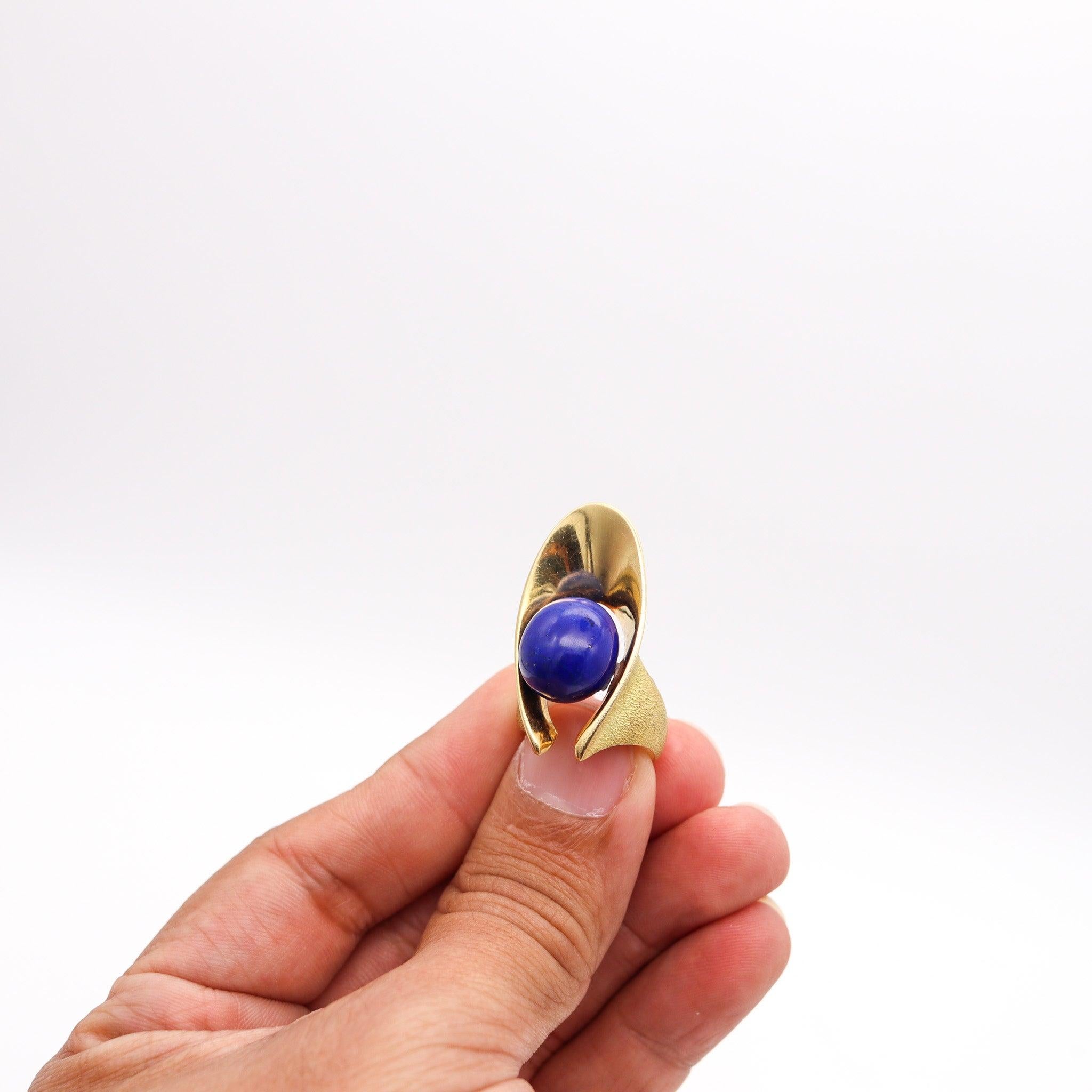 OCTAVIO SARDA Spanish Modernist Sculptural Cocktail Ring In 18Kt Gold With Lapis In Excellent Condition For Sale In Miami, FL