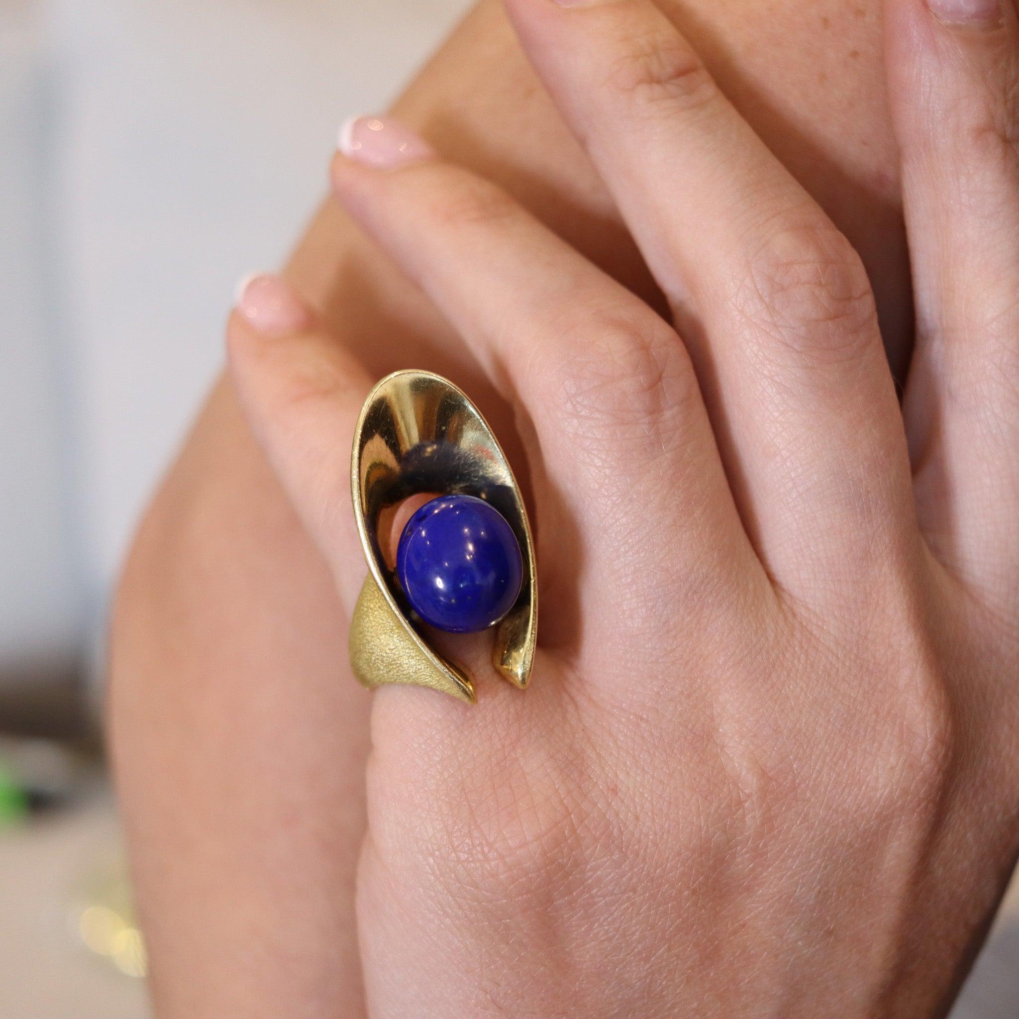 OCTAVIO SARDA Spanish Modernist Sculptural Cocktail Ring In 18Kt Gold With Lapis For Sale 2