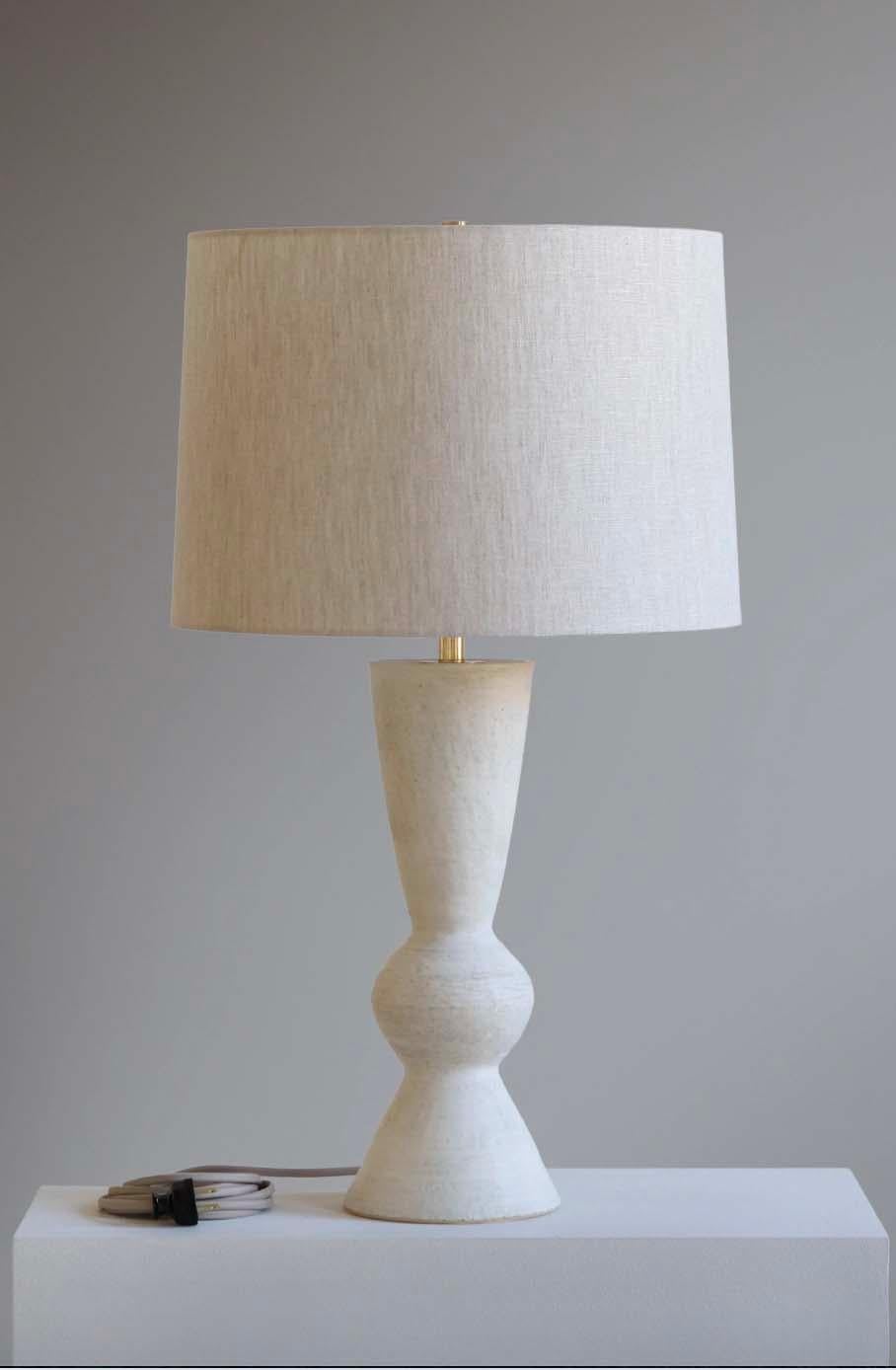 Die Octavius-Lampe ist eine handgefertigte Studiotöpferei des Keramikkünstlers Danny Kaplan. Inklusive Lampenschirm. Bitte beachten Sie, dass die genauen Abmessungen variieren können.

Geboren in New York City und aufgewachsen in Aix-en-Provence,