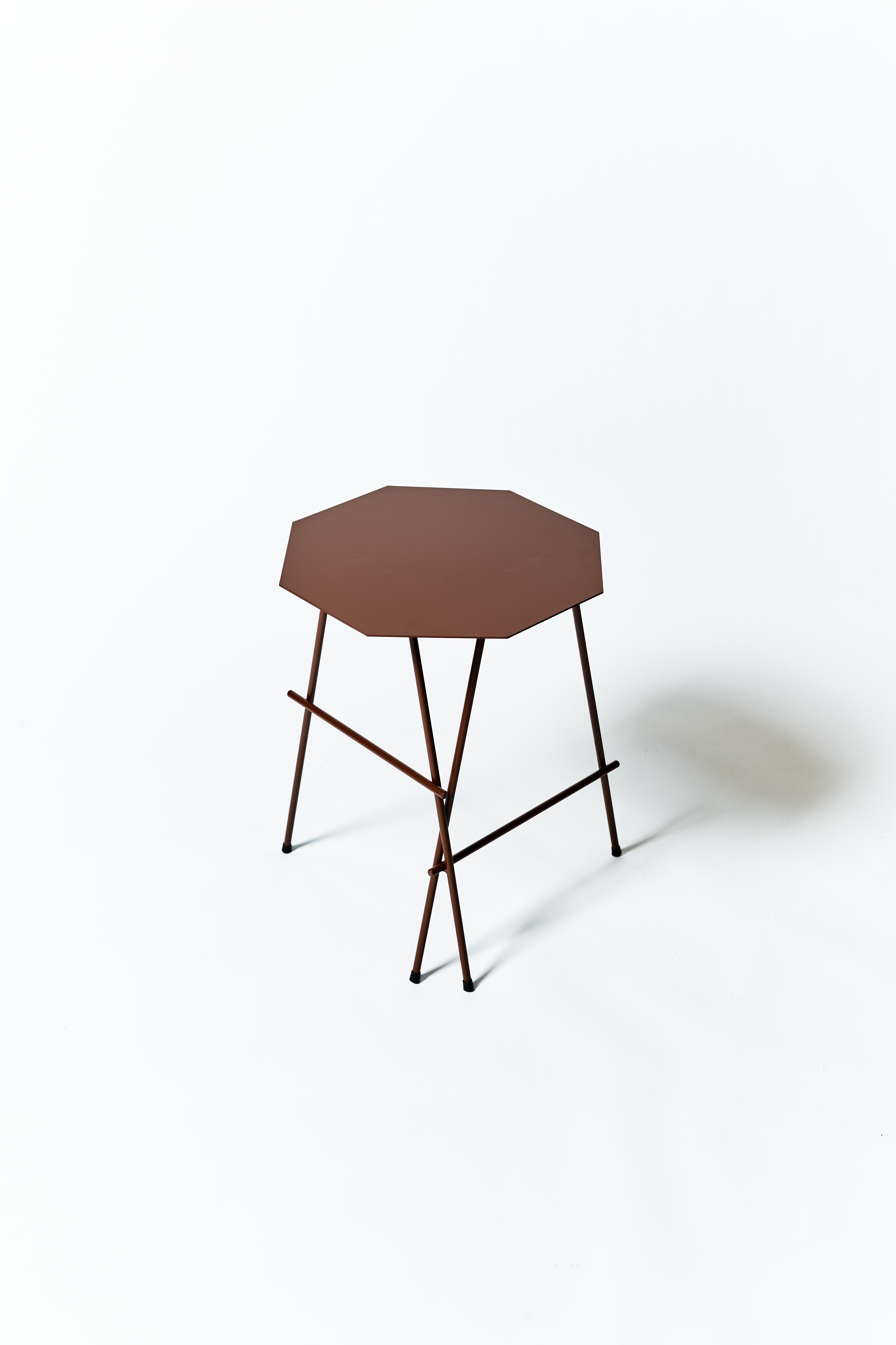 The Octo Sidetable was design to be a elegant yet discret addition to your living room. Made entirely of carbon stell, this piece was made to last and give a fresh felling to the space. Design by Bernardo Senna and made Estudio Few the Octo