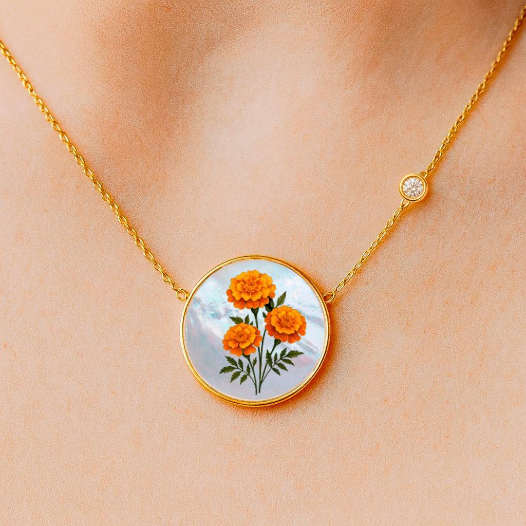 Moderno Ciondolo a forma di fiore del mese di ottobre - Ciondolo a forma di fiore di merigold in vendita
