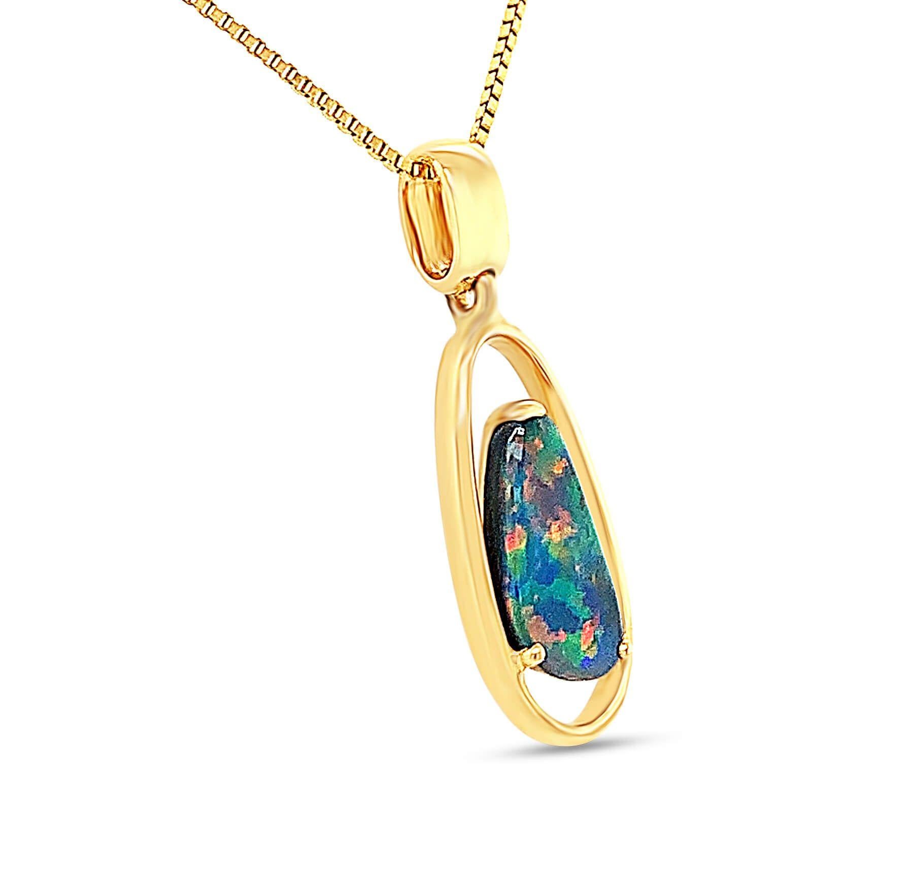 Natural Australian 1.23ct Black Opal Pendant Necklace in 18K Yellow Gold In New Condition In Sydney, AU