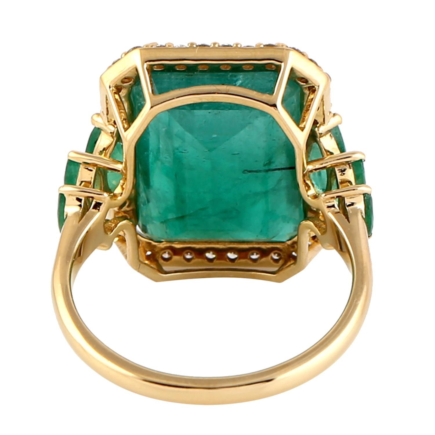 18KT:3.913g,
Diamond:0.26ct,
Emerald:11.13ct,
Größe: US-7