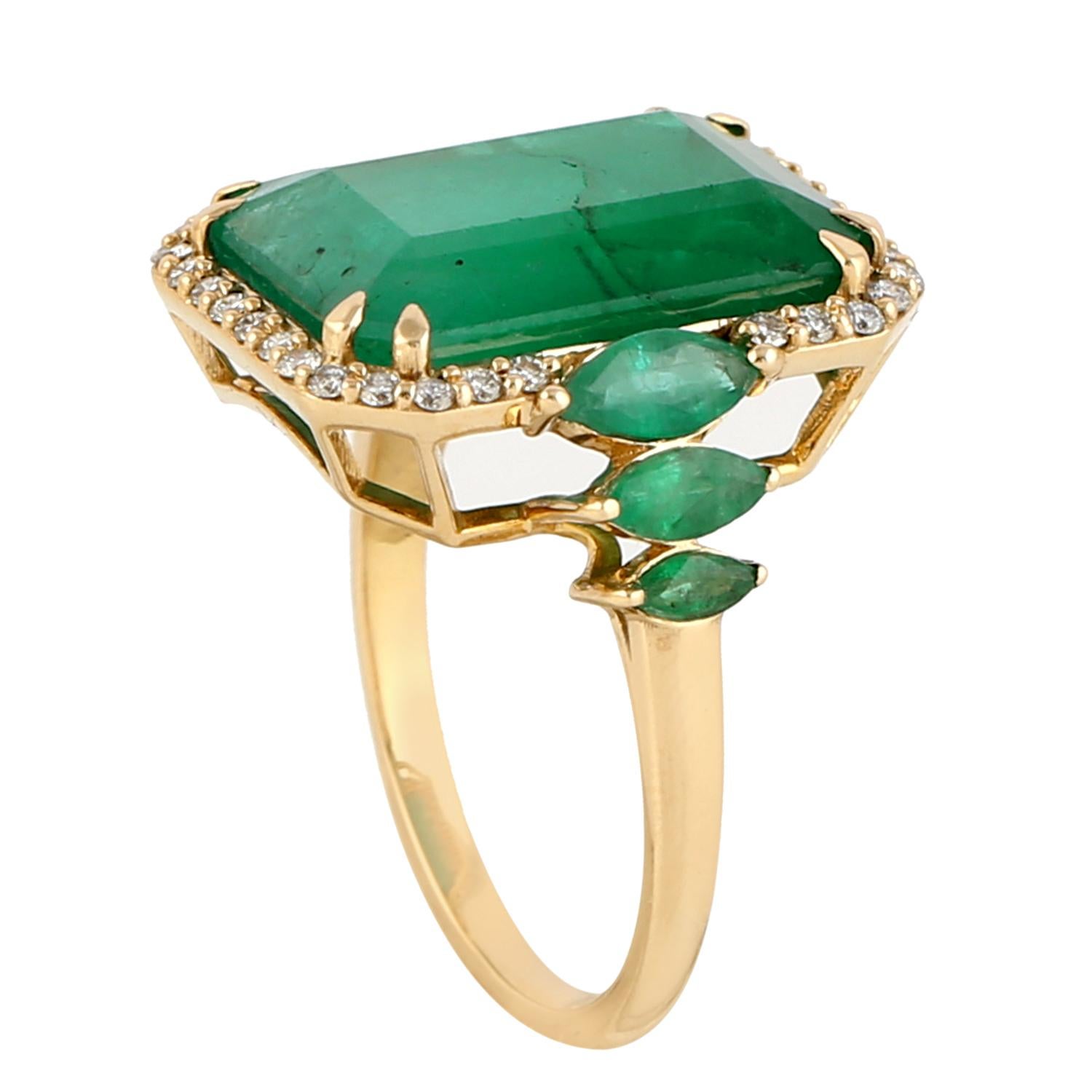 Achteckiger sambischer Smaragdring mit seitlichen Smaragden und Diamanten aus 18 Karat Gold (Art nouveau)