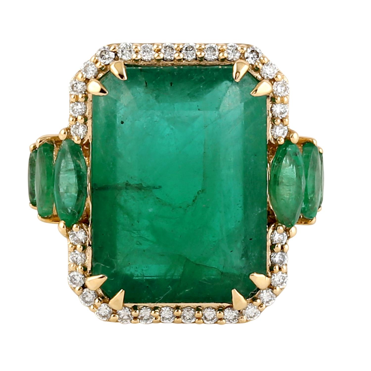 Achteckiger sambischer Smaragdring mit seitlichen Smaragden und Diamanten aus 18 Karat Gold (Gemischter Schliff)