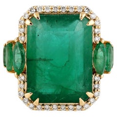 Achteckiger sambischer Smaragdring mit seitlichen Smaragden und Diamanten aus 18 Karat Gold