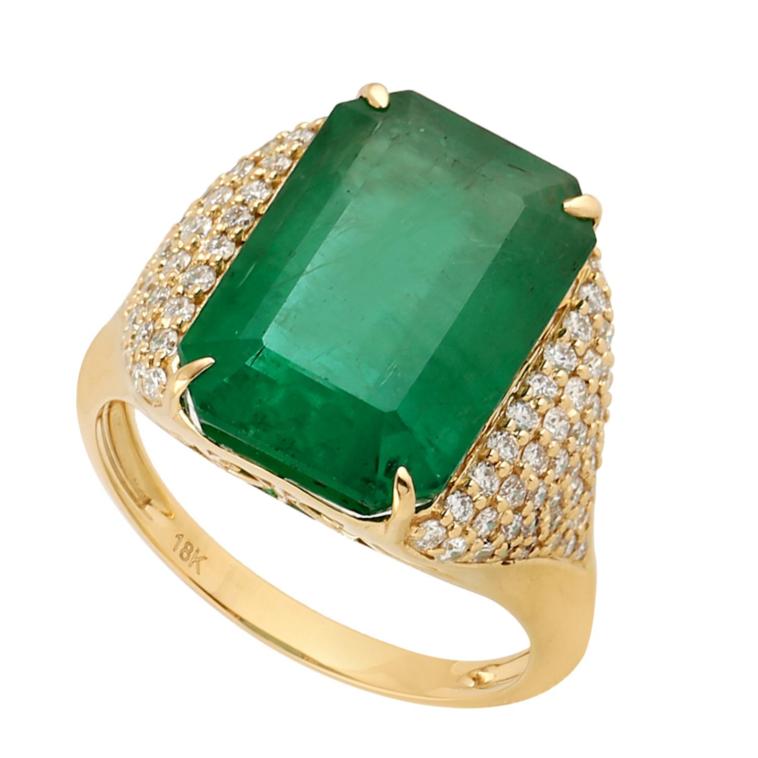 Octogen Zambian Emerald Ring with Side Pave Diamonds Made in 18k Yellow Gold In New Condition For Sale In New York, NY