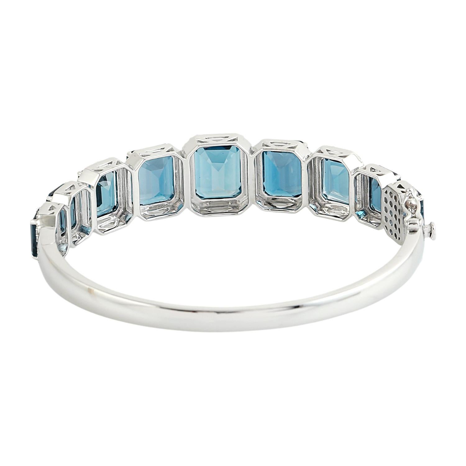 Taglio misto Graduated Octogen Shaped Blue Topaz Oval Bangle With Diamonds In 14k White Gold in vendita