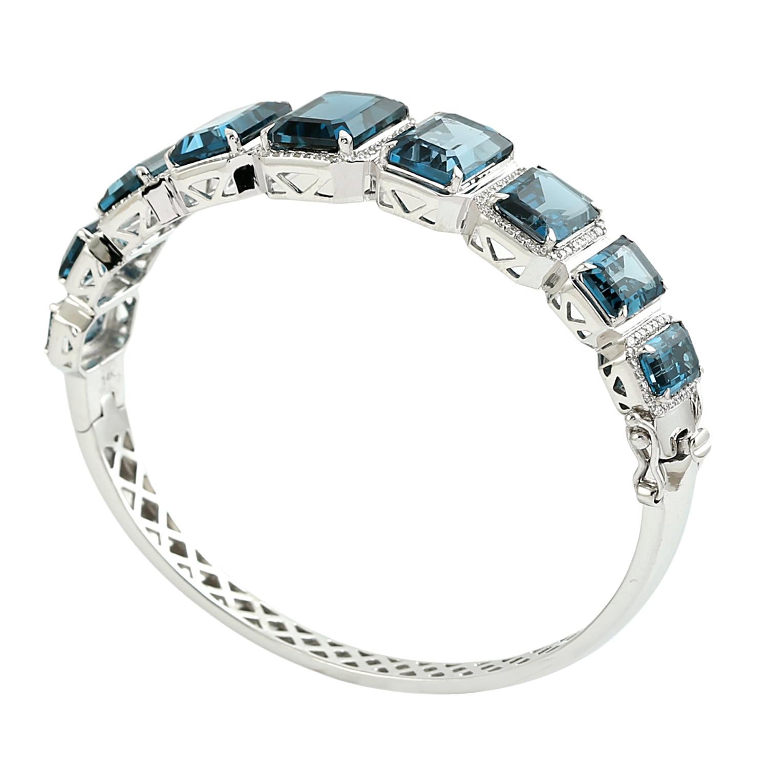 Graduated Octogen Shaped Blue Topaz Oval Bangle With Diamonds In 14k White Gold In condizioni Nuovo in vendita a New York, NY