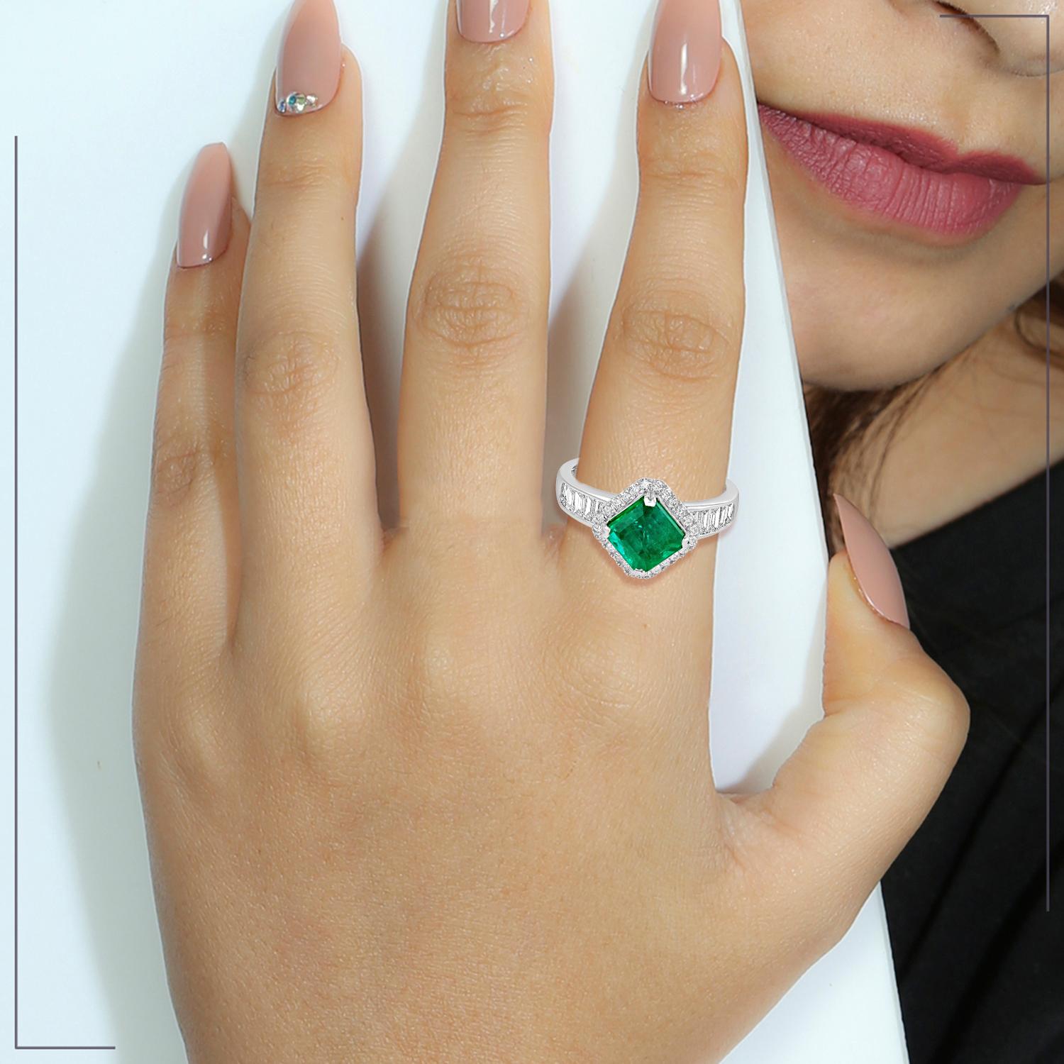 Structurée mais pleine de caractère, cette remarquable bague à anneau met en valeur 1,80 carats d'émeraudes zambiennes dans une audacieuse silhouette octogène, serties de 0,62 carats de diamants fins. La monture en or blanc 18 carats ajoute un