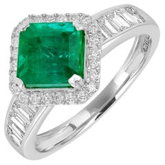 Bague en or blanc 18 carats avec émeraude zambienne de forme octogonale sertie de diamants