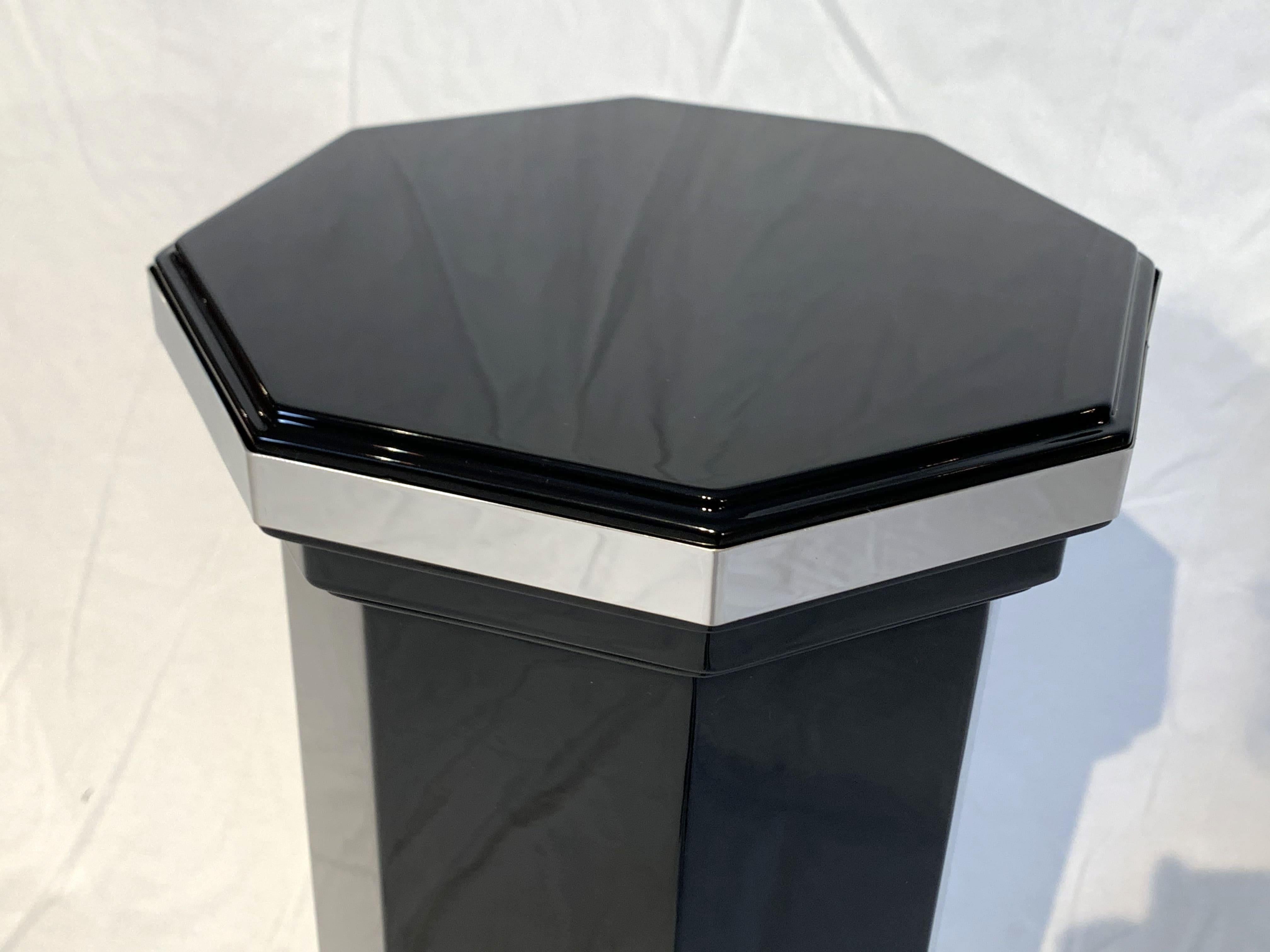 Octagonal Art Deco Column / Pedestal, Black Lacquer and Trims, France circa 1930 In Excellent Condition In Regensburg, DE