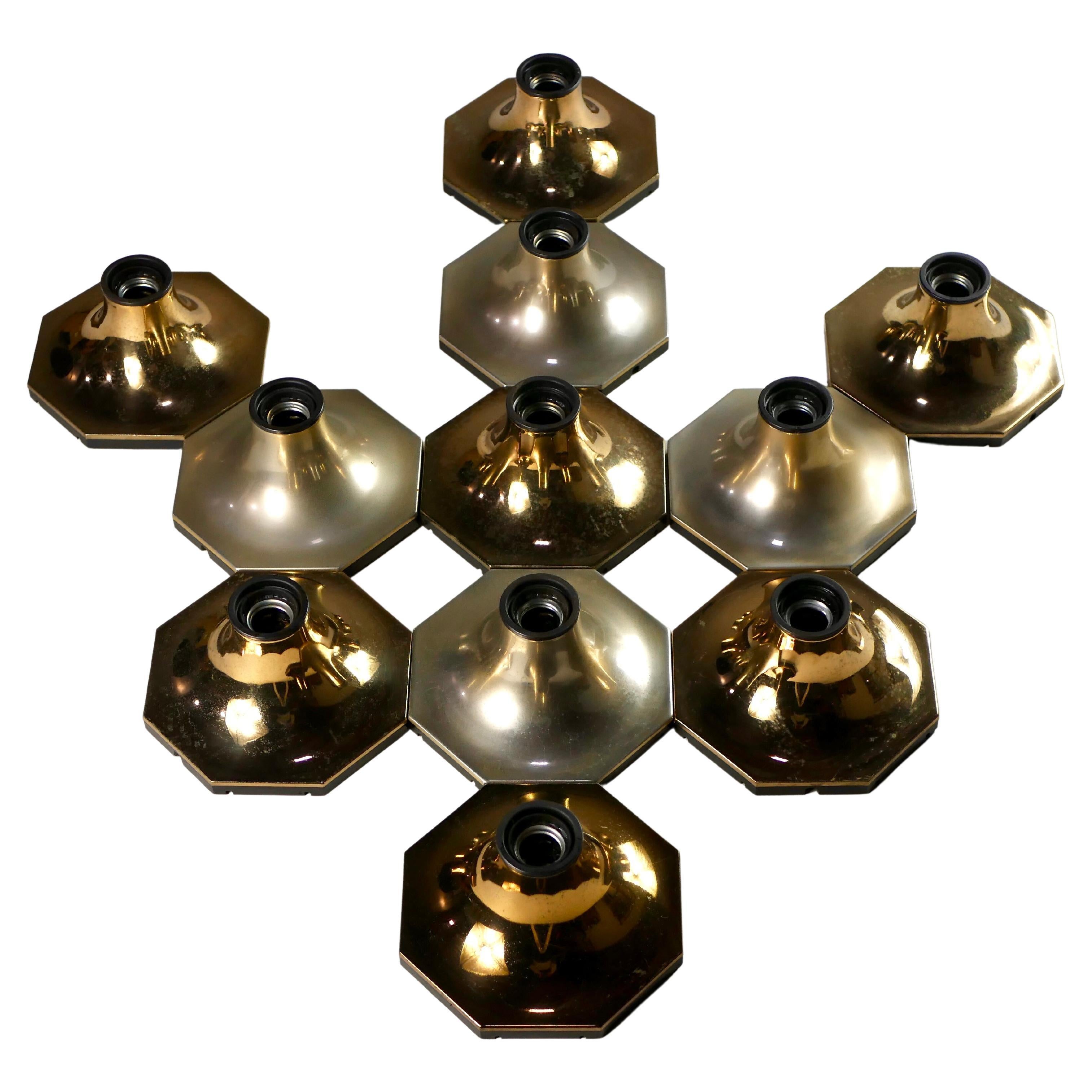 Beautiful octogonal brass wall lights designed in the 1970s by Motoko Ishii for Dil Italy.
Patinated brass, some are more gold, some more silver.
Easy to fix, easy to rearrange.
Dimensions : 17x17cm, 10cm depth.