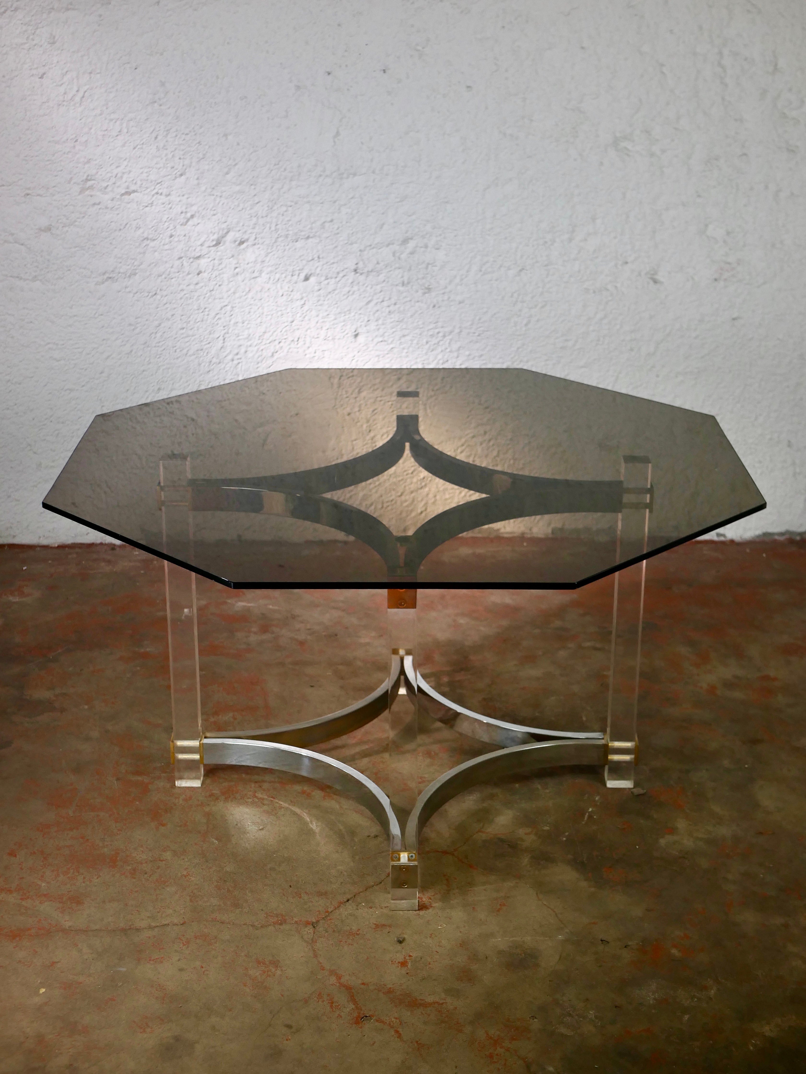Beautiful octogonal table by Alessandro Albrizzi, Italian design from the 1970s very « Hollywood Regency style ».
Lucite and brass base, with silvery patina on brass
Thick smoked glass top.
Good condition.