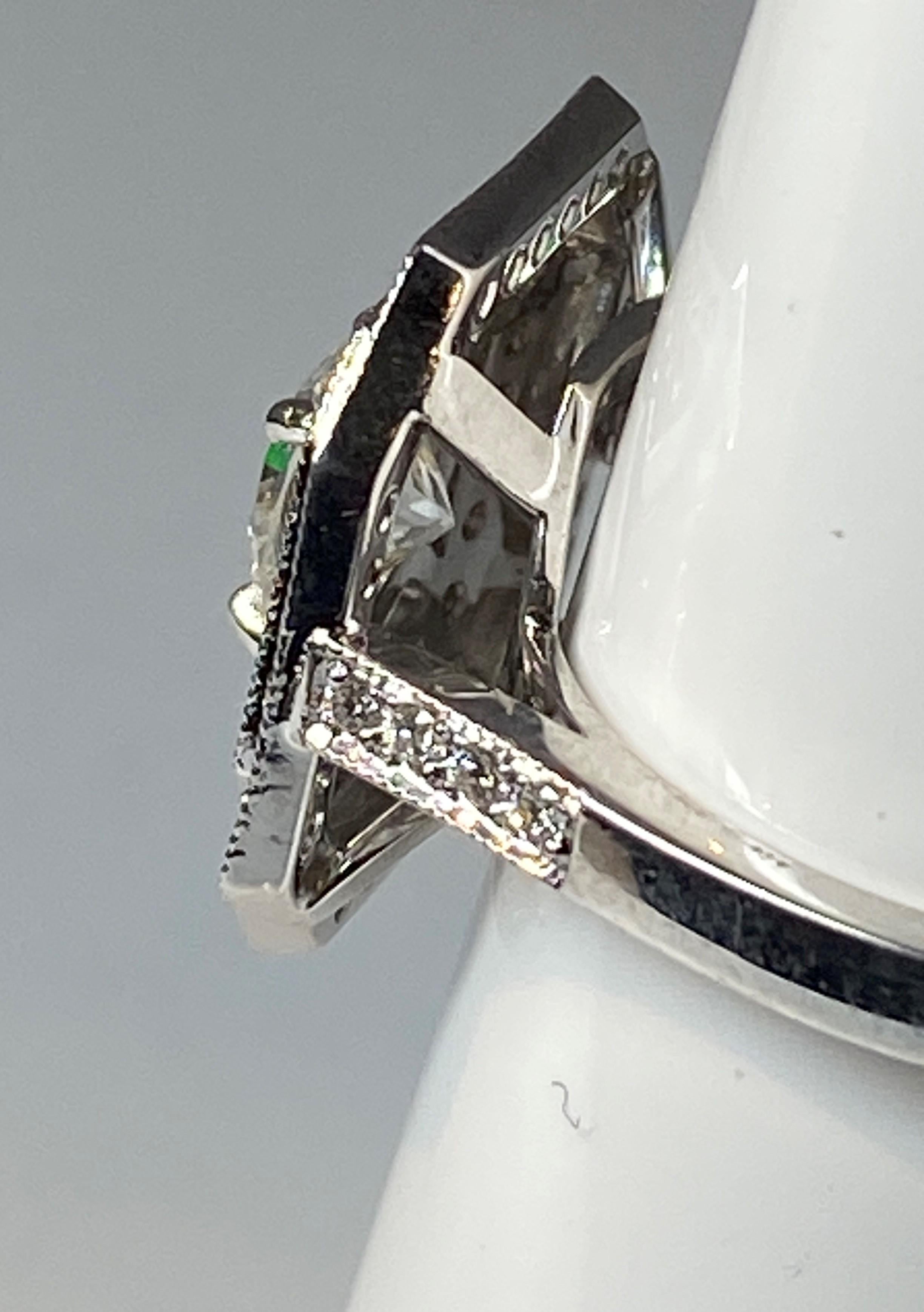Anillo de compromiso octogonal en oro de 18 quilates con diamantes talla brillante en venta 4