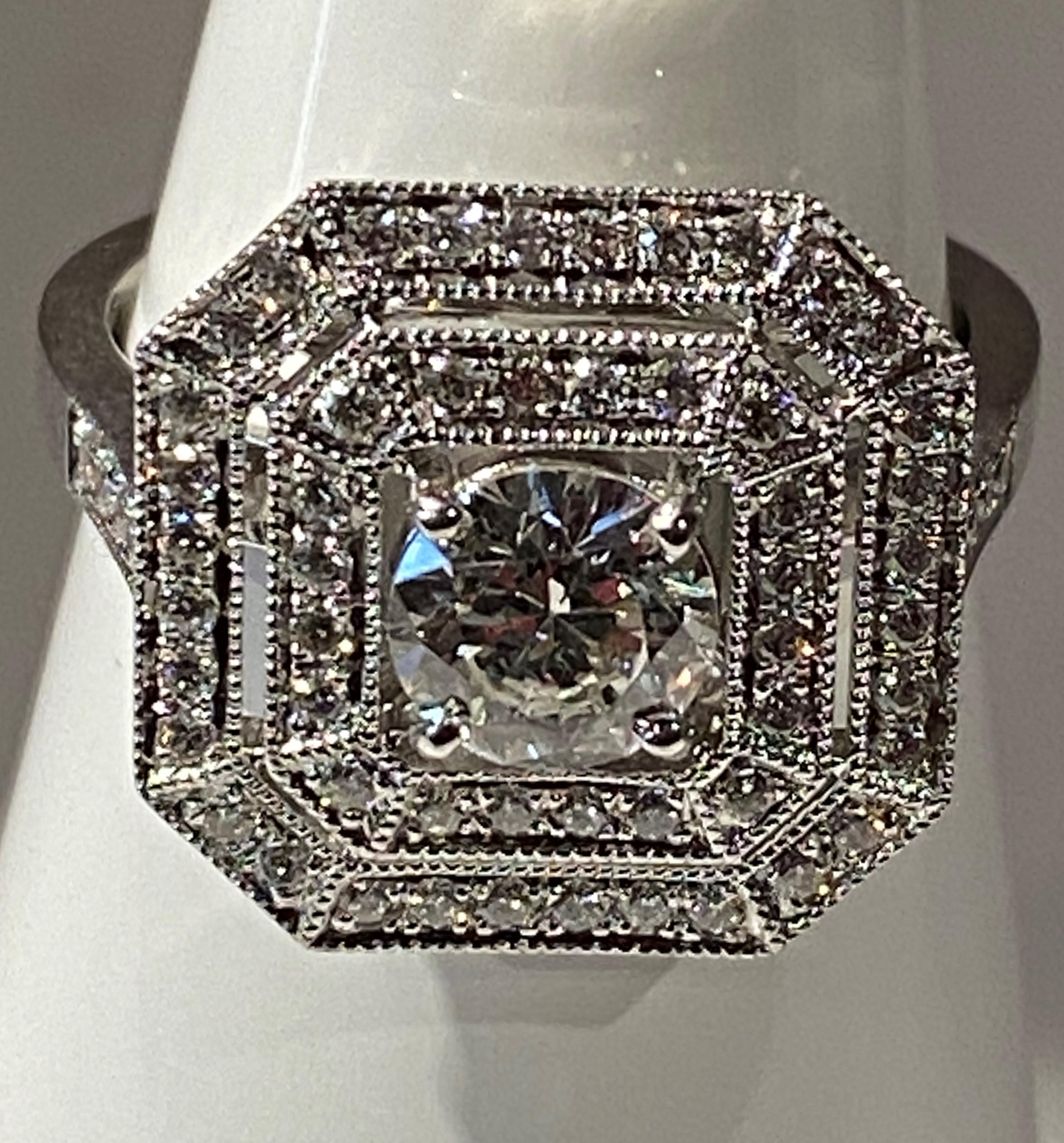 Bague de fiançailles octogonale en or 18 carats avec diamants taille brillant  en vente 5