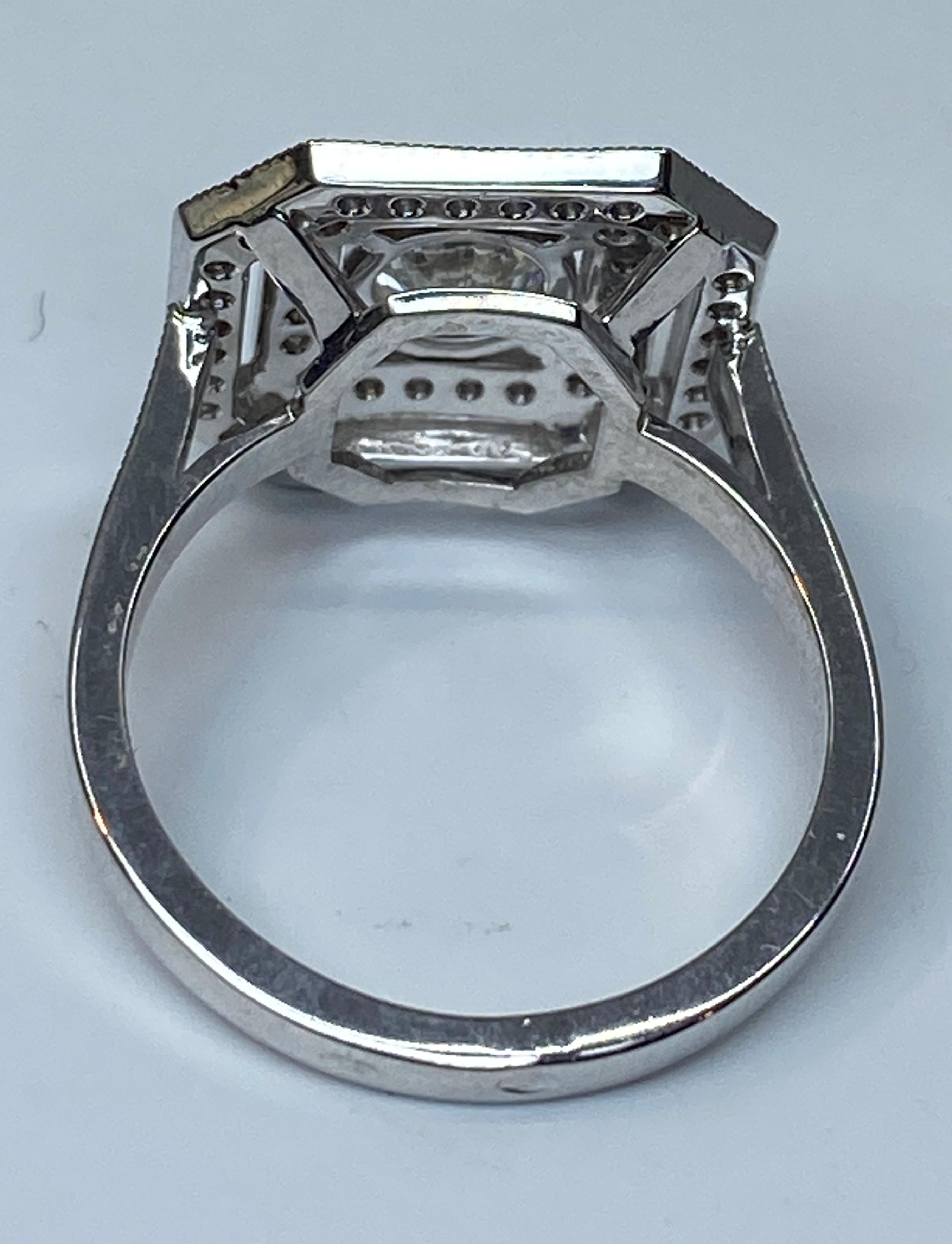 Bague de fiançailles octogonale en or 18 carats avec diamants taille brillant  en vente 1