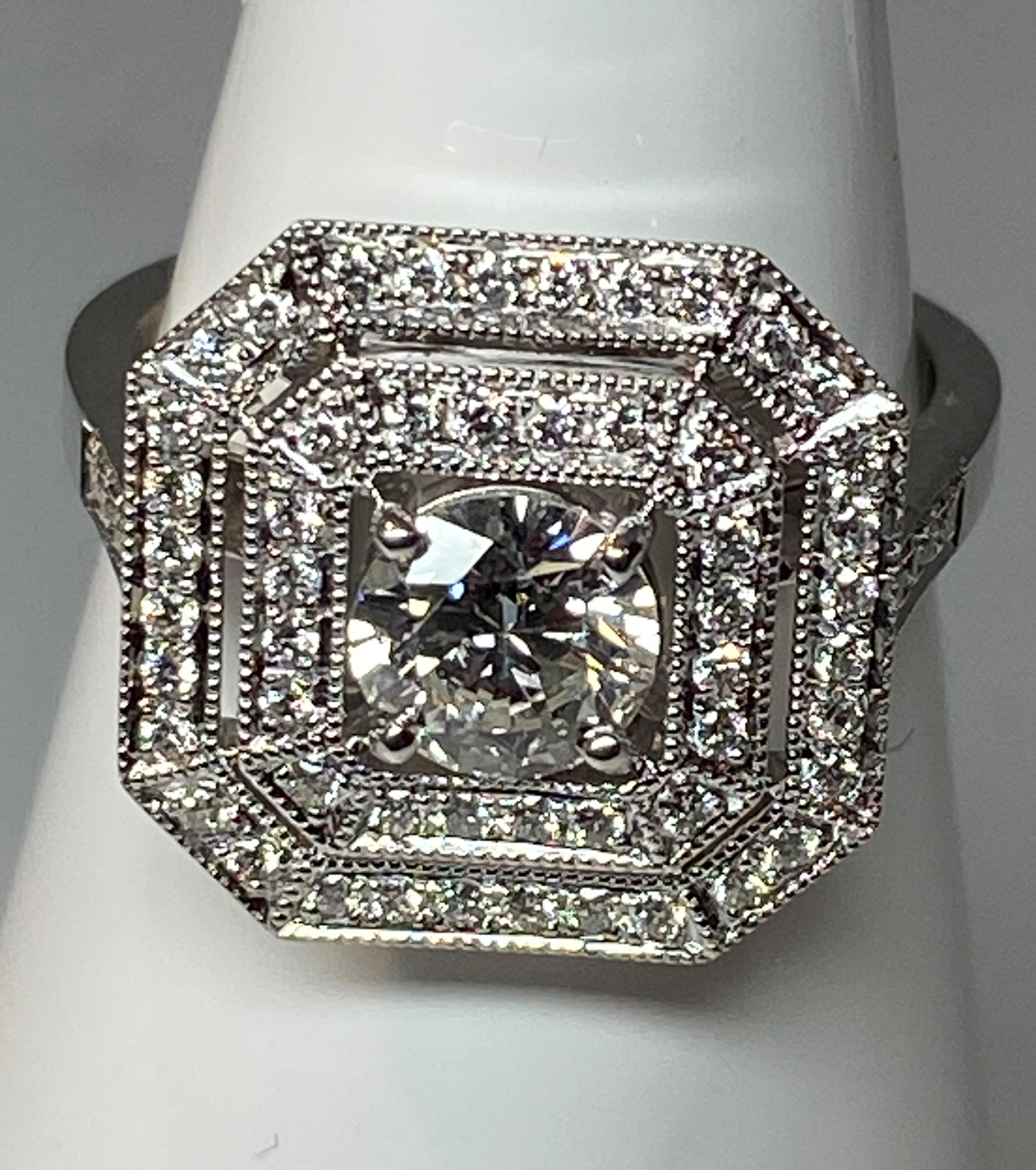 Bague de fiançailles octogonale en or 18 carats avec diamants taille brillant  en vente 2