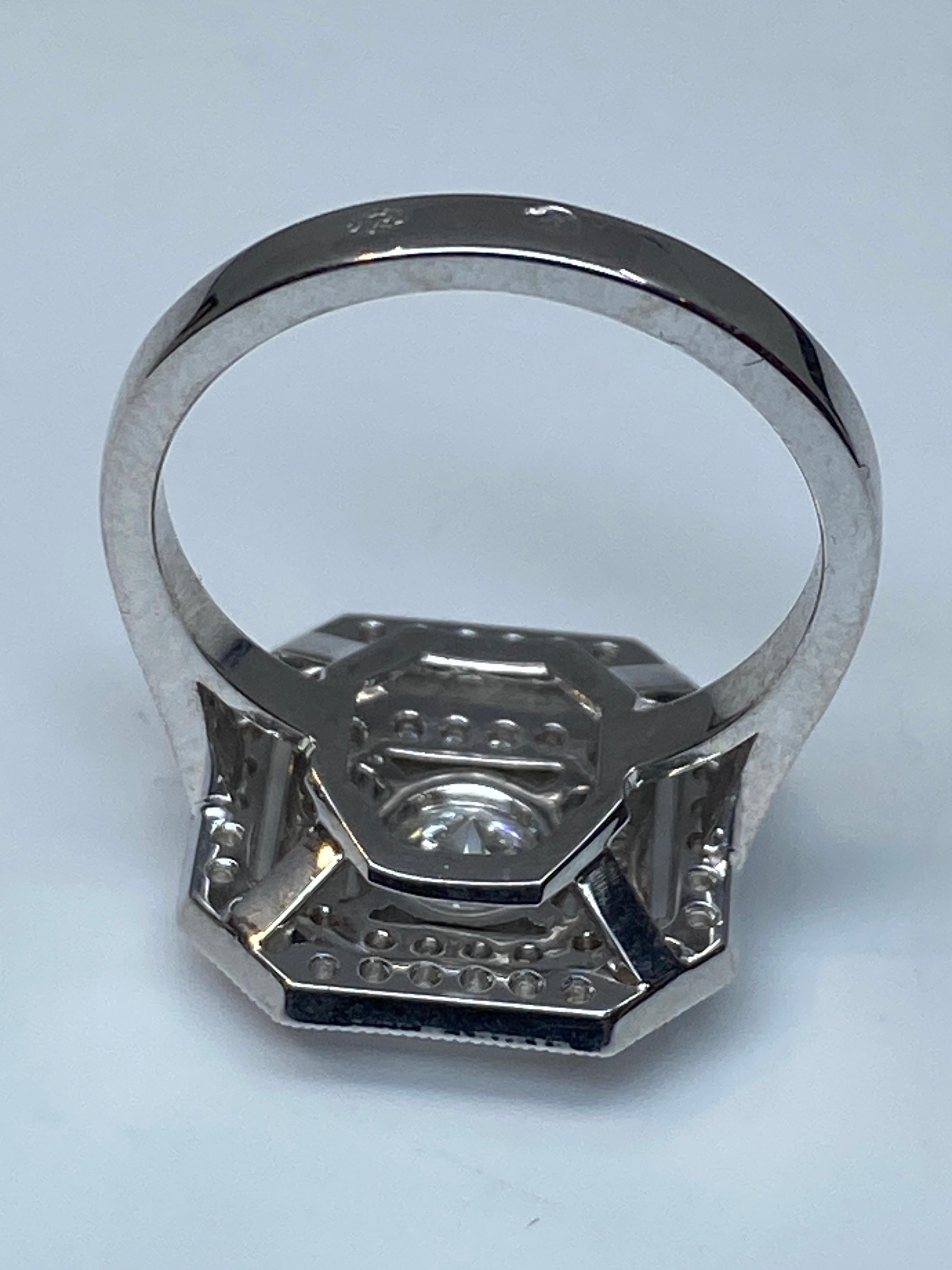 Bague de fiançailles octogonale en or 18 carats avec diamants taille brillant  en vente 3