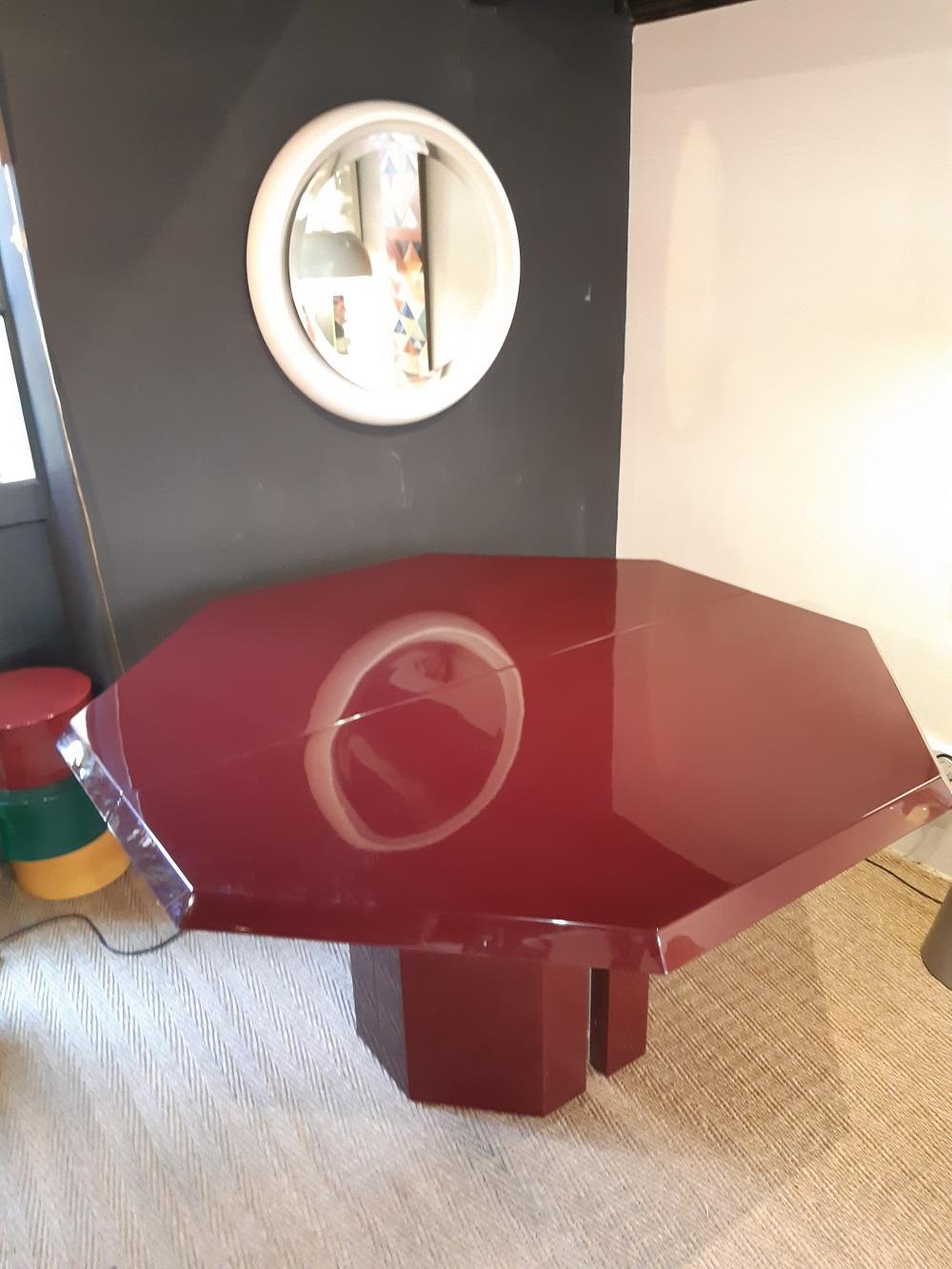 Jean Claude Mahey dining table with red lacquered resin.
Very elegant table with two mirrors on the side of the table.
2 modes, either octagonal with a capacity of 8 pers D140cm, or rectangular W227cm with 2 extensions, capacity 10 to 12 pers. The