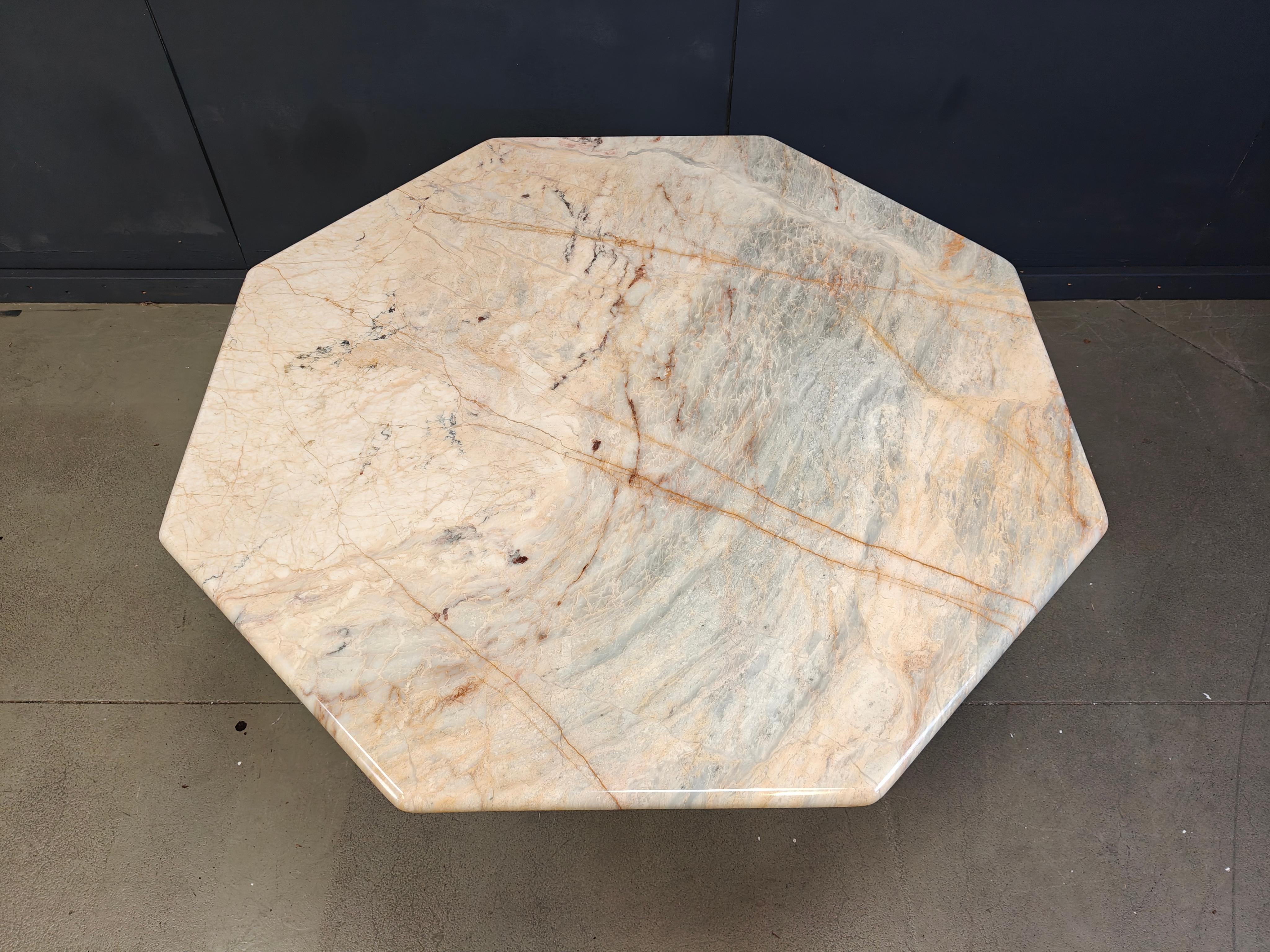 Bellissimo tavolo da pranzo realizzato in marmo con uno splendido motivo naturale/ovattato

Colori molto belli che spaziano tra il bianco/beige/grigio

Può essere abbinato a molti stili di interni.

Buono stato

anni '70 - Italia

Altezza: 73