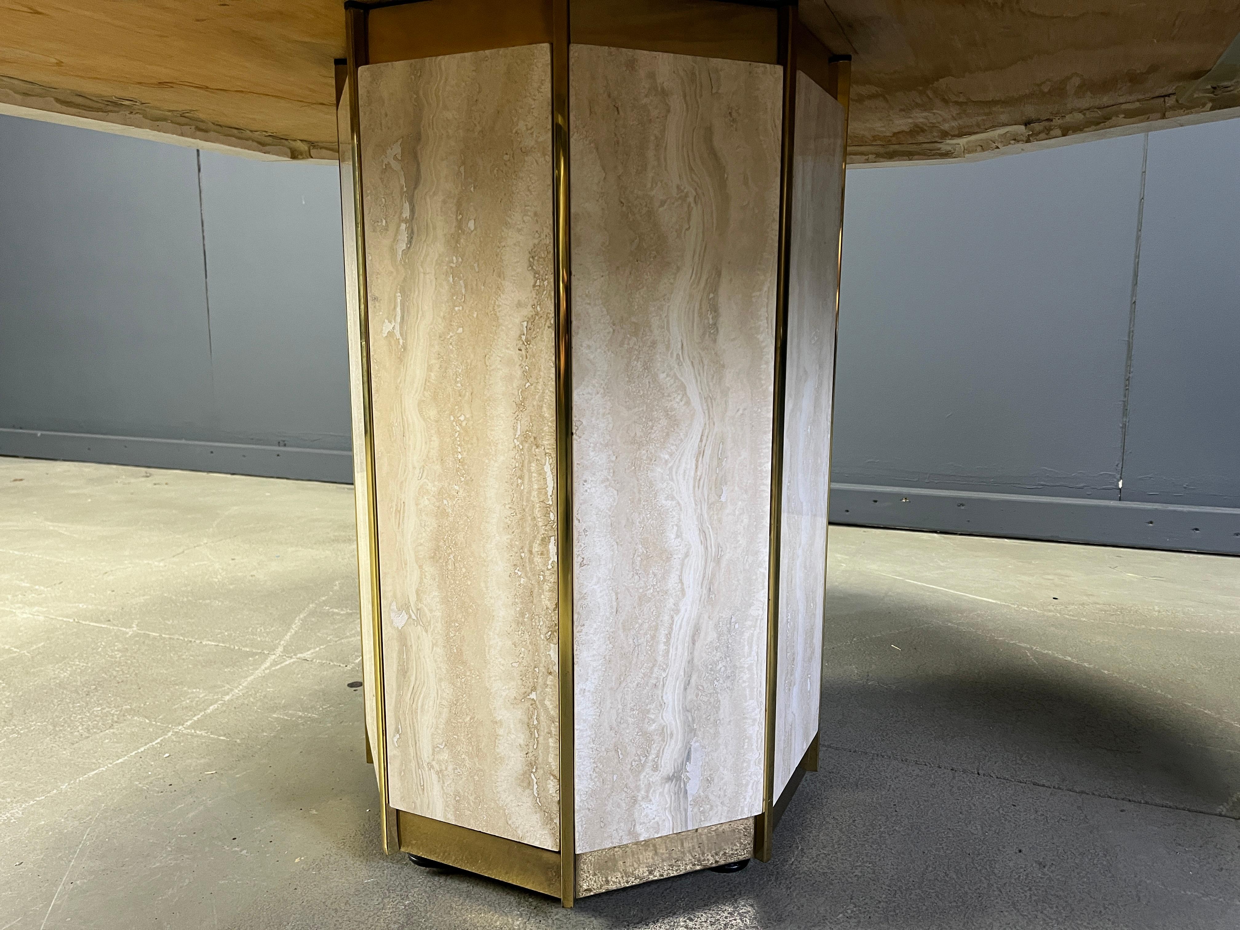 Octogonal Italian Travertine and Brass Dining Table, 1970s In Good Condition For Sale In Leuven, Vlaams Gewest