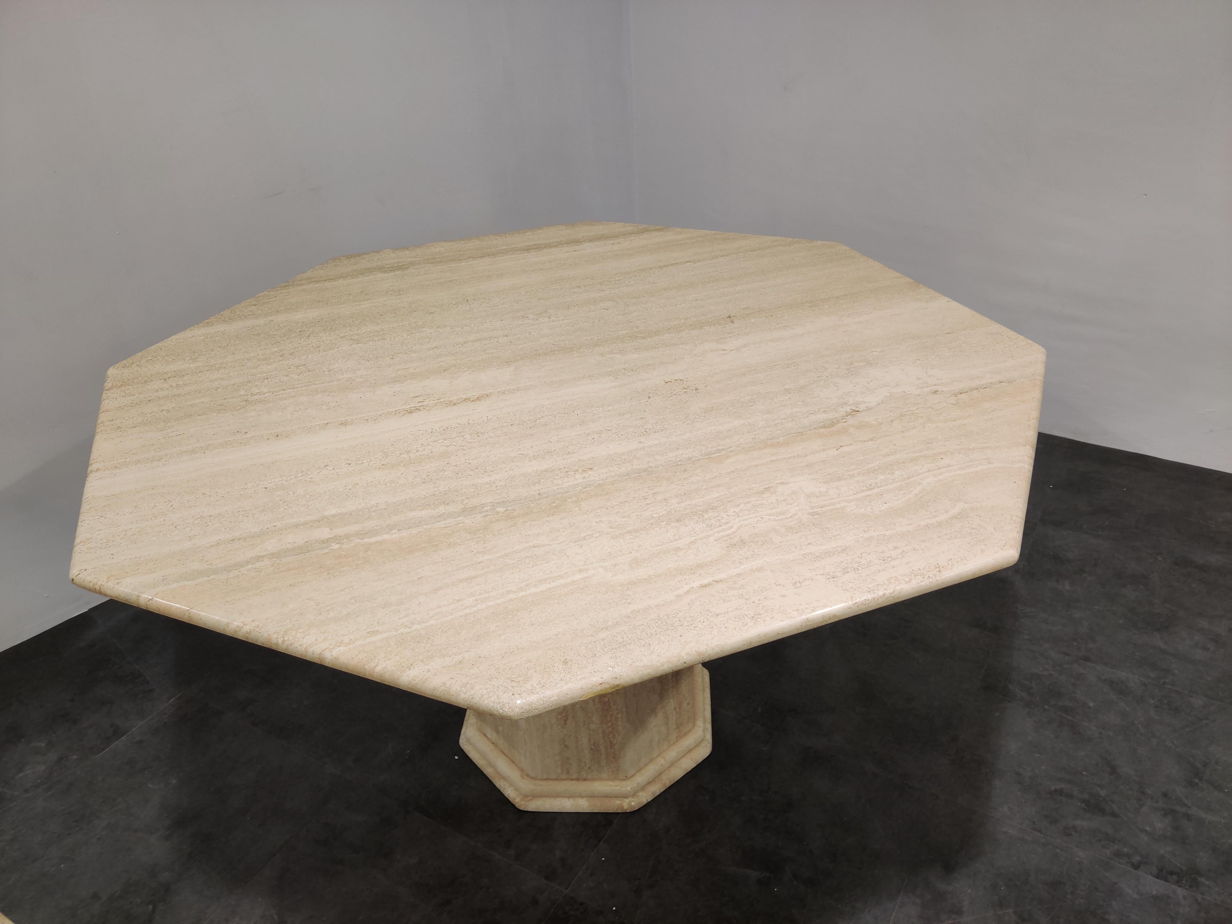 Octogonal Italian Travertine Dining Table, 1970s In Good Condition In HEVERLEE, BE