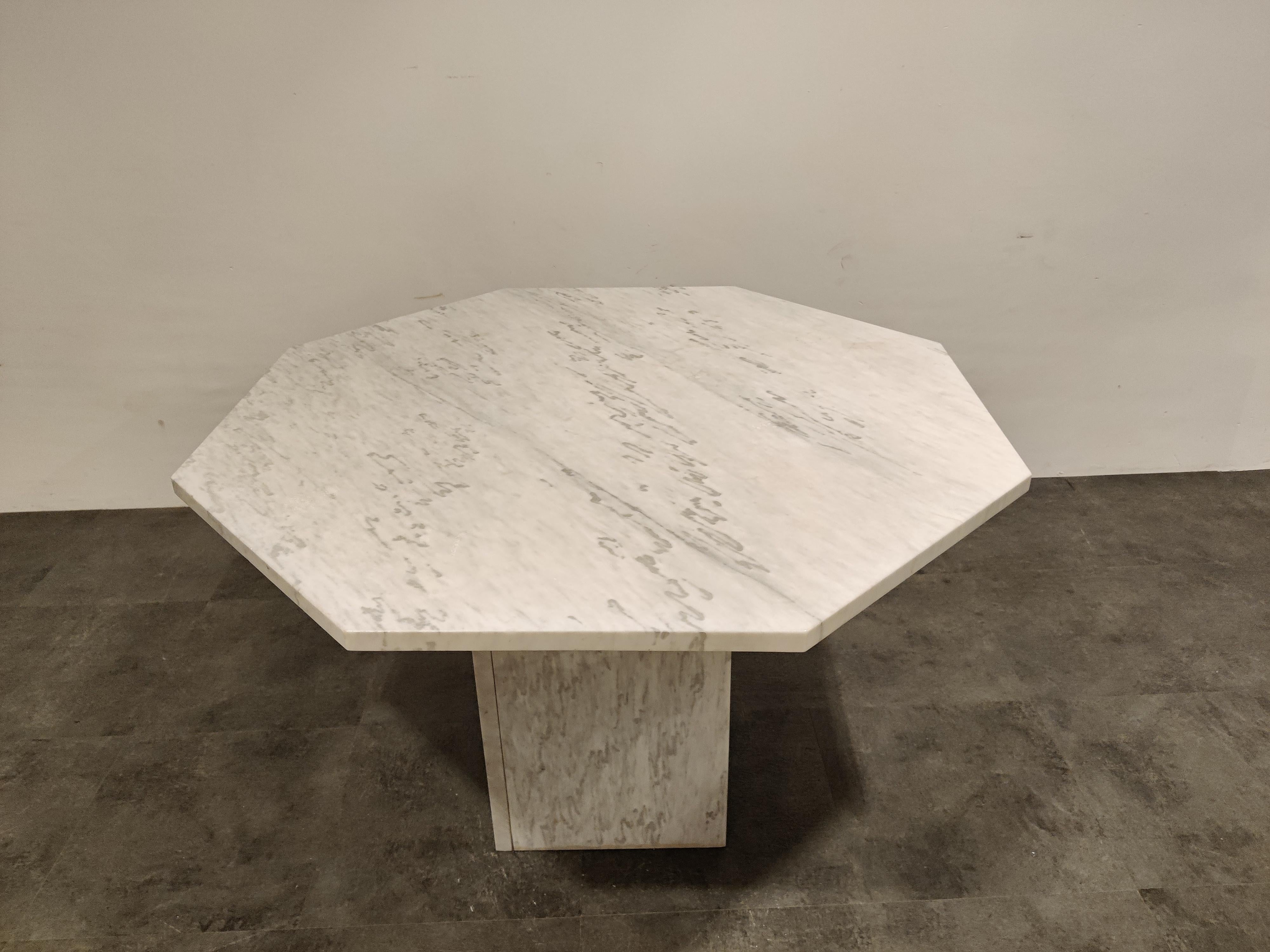 Beautiful dining table made from white marble with an octogonal top.

Beautiful vained marble.

Can be combined with many interior styles.

Good condition only one small chip tpo one of the corners.

1970s - Italy

Measures: Height: